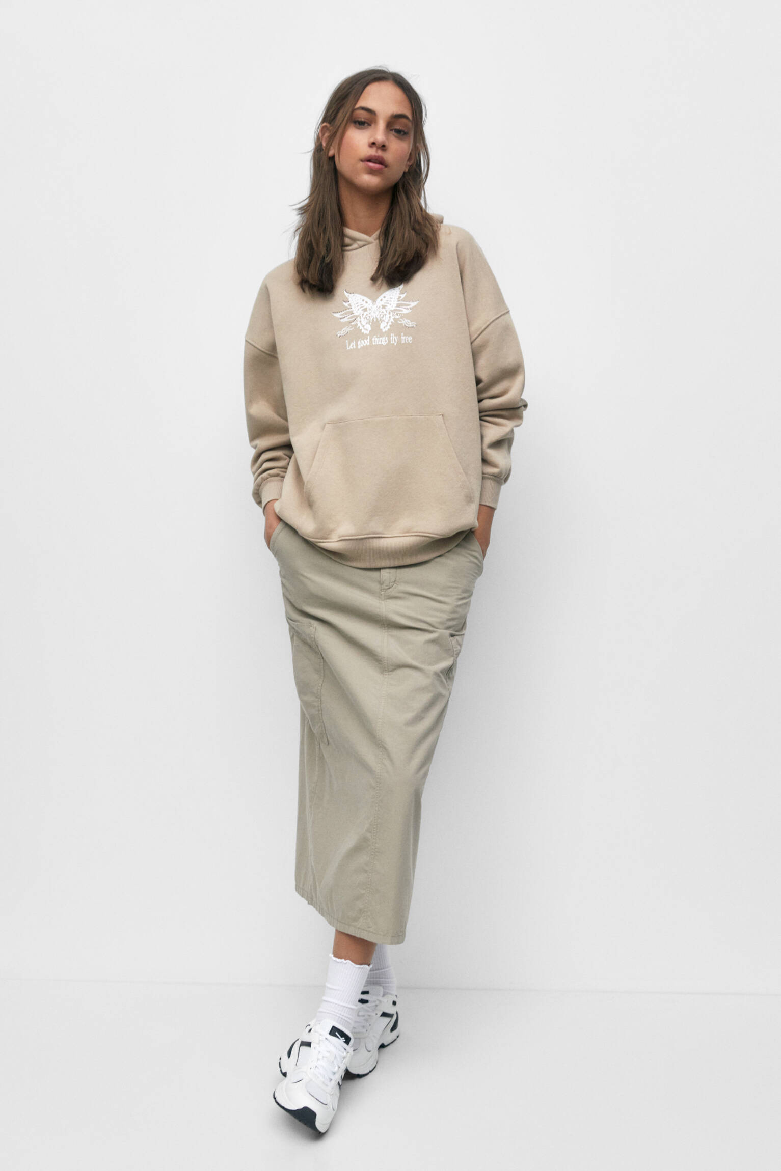 MOLETOM OVERSIZED COM ESTAMPA DE BORBOLETA - COR PEDRA