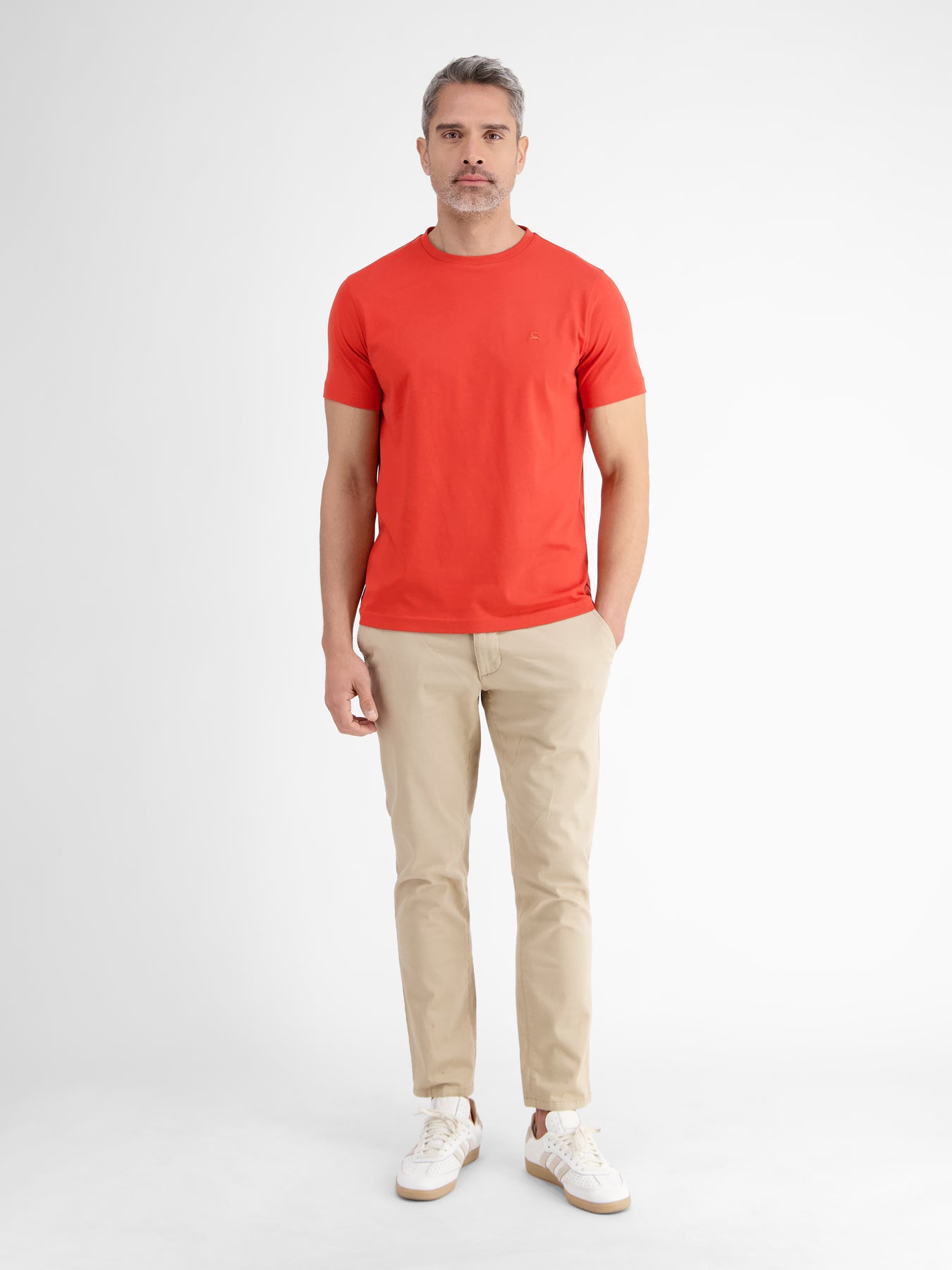 Basic T-Shirt mit Logostitck, unifarben