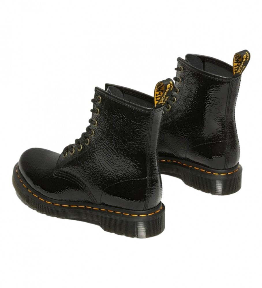Botas Dr. Martens 1460 em couro envernizado com efeito desgastado, pretas.