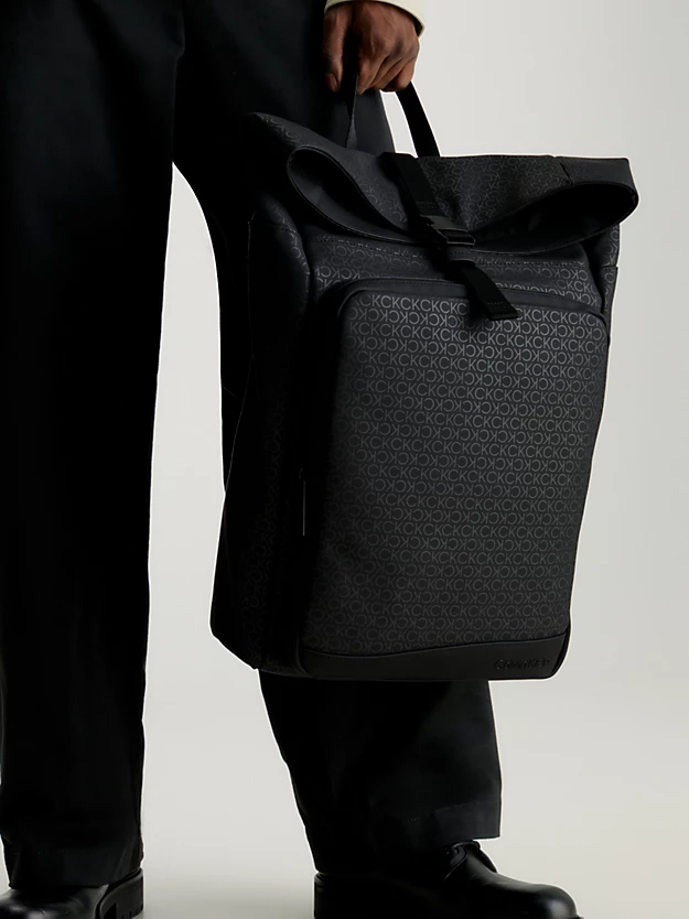 Mochila com fecho de enrolar e logotipo.