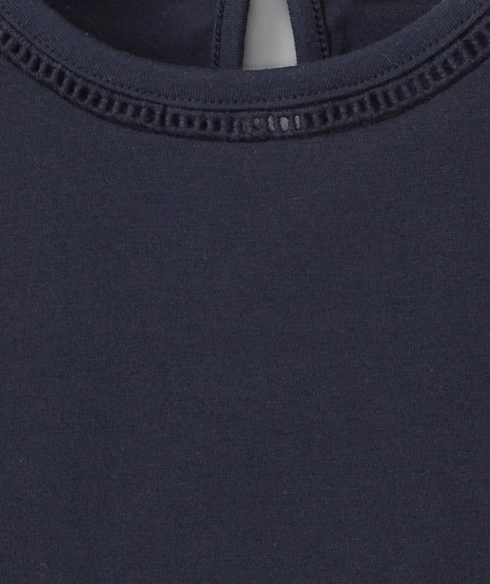 T-SHIRT BLEU FILLE EN COTON BIO AVEC DÉTAILS AJOURÉS