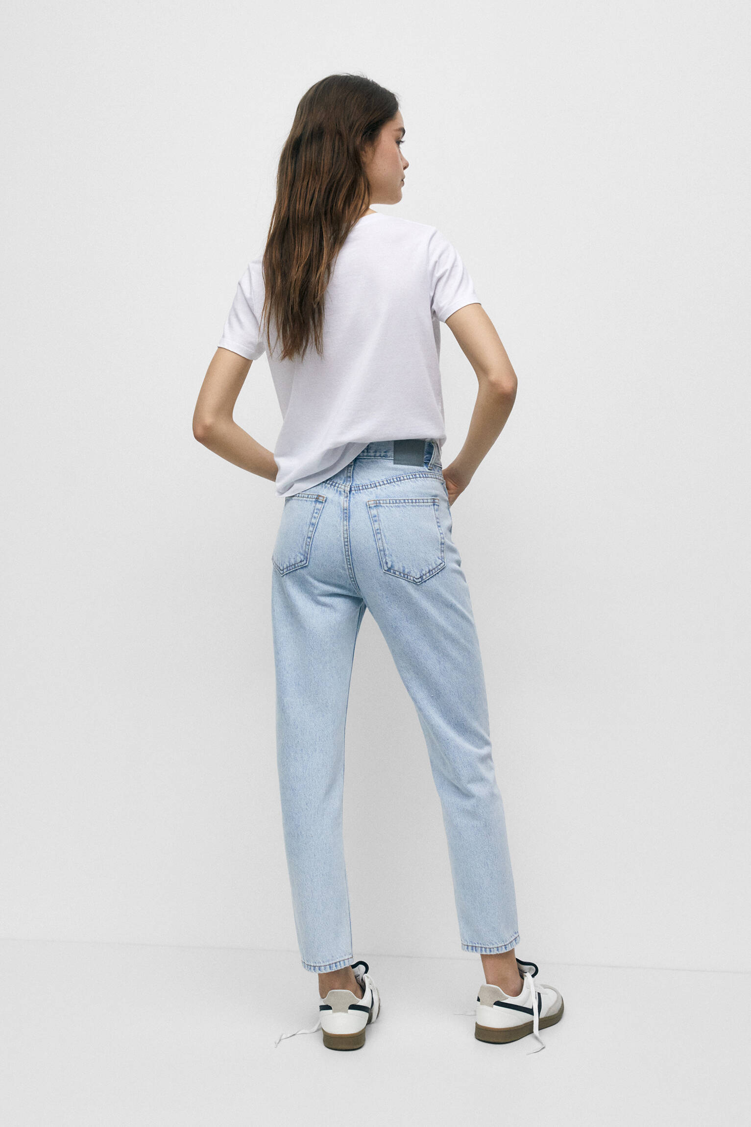 CALÇA JEANS BÁSICA MOM FIT - AZUL CLARO