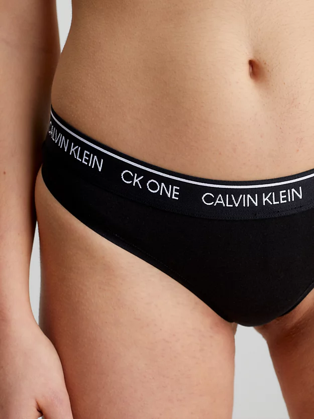 Conjunto de sutiã triangular e calcinha fio dental CK One