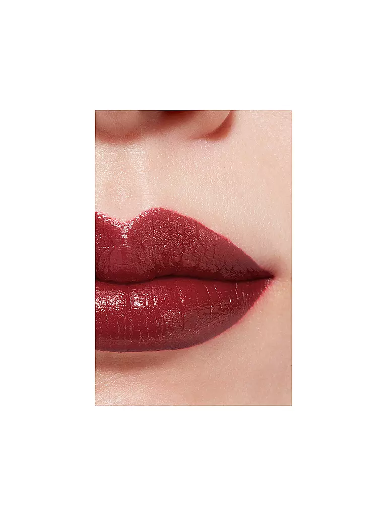 CHANEL FARBINTENSIVER LIPPENSTIFT. KONZENTRIERTE LEUCHTKRAFT UND PFLEGE. NACHFÜLLBAR 2G dunkelrot