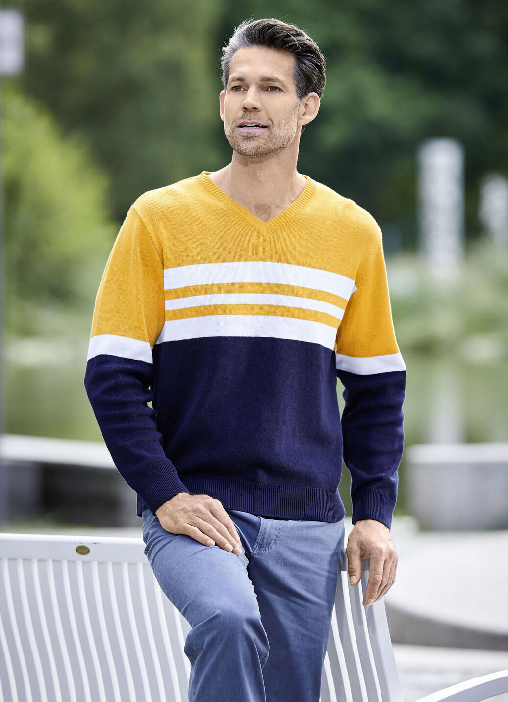Modischer V-Pullover