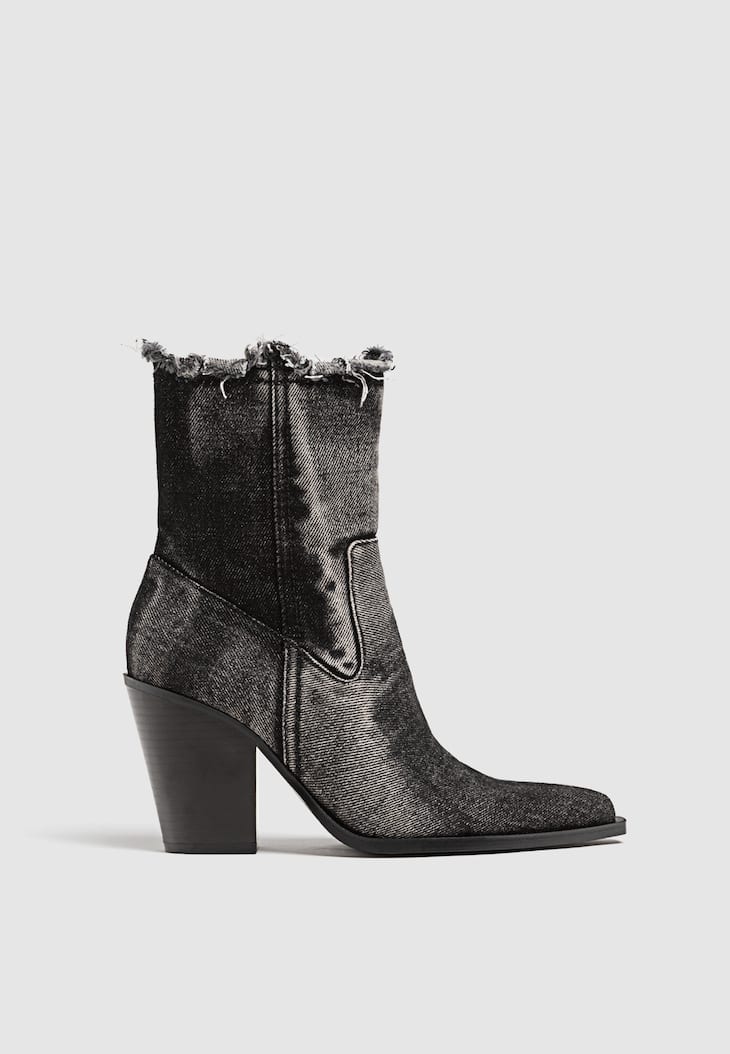 Botas de cano curto estilo cowboy com salto alto em jeans