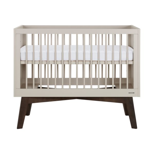 Kidsmill Sixties Babykamer Oatmeal / Walnoot | Bed 60 x 120 cm   Commode
