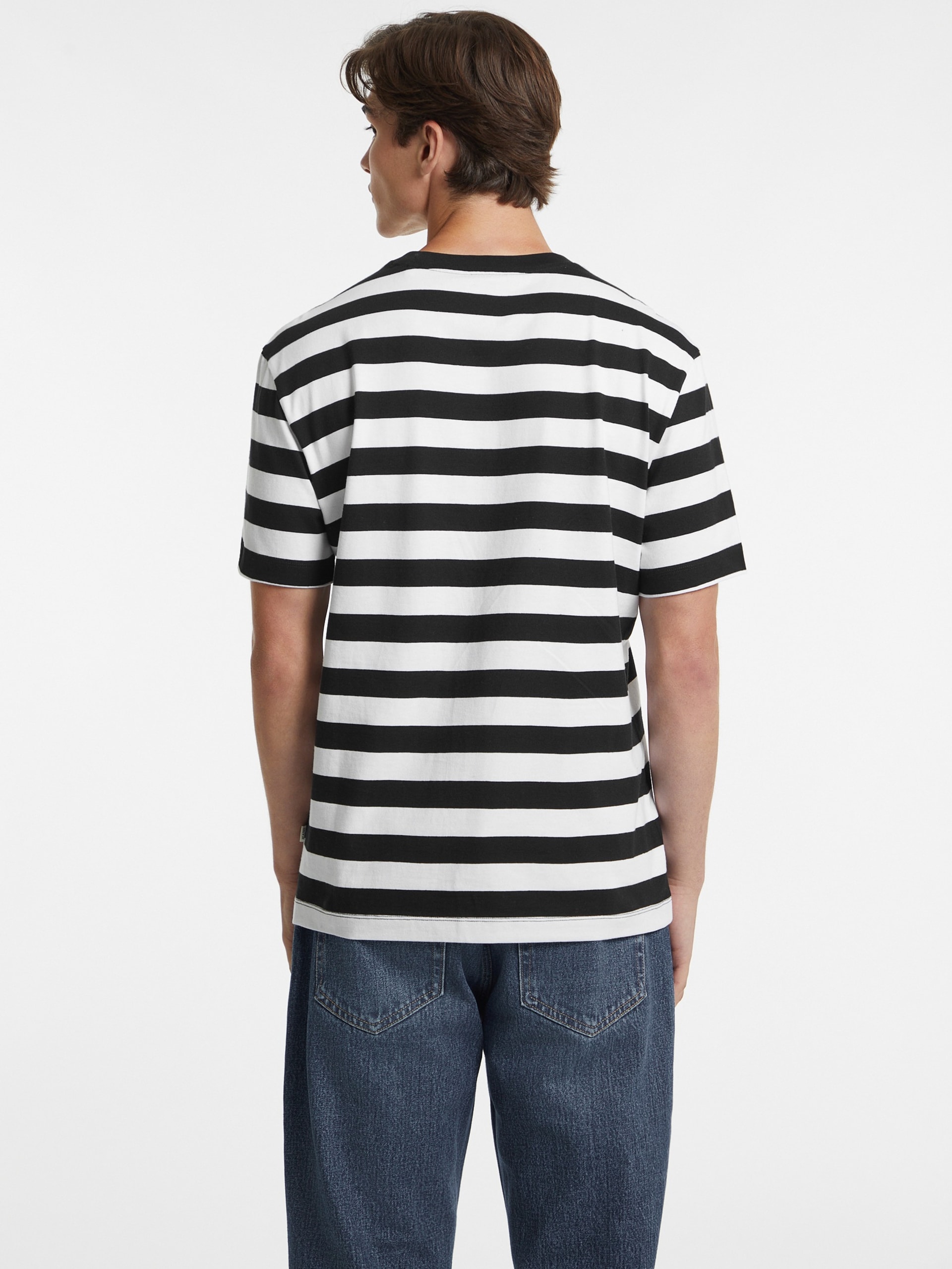 Camiseta com logo listrado