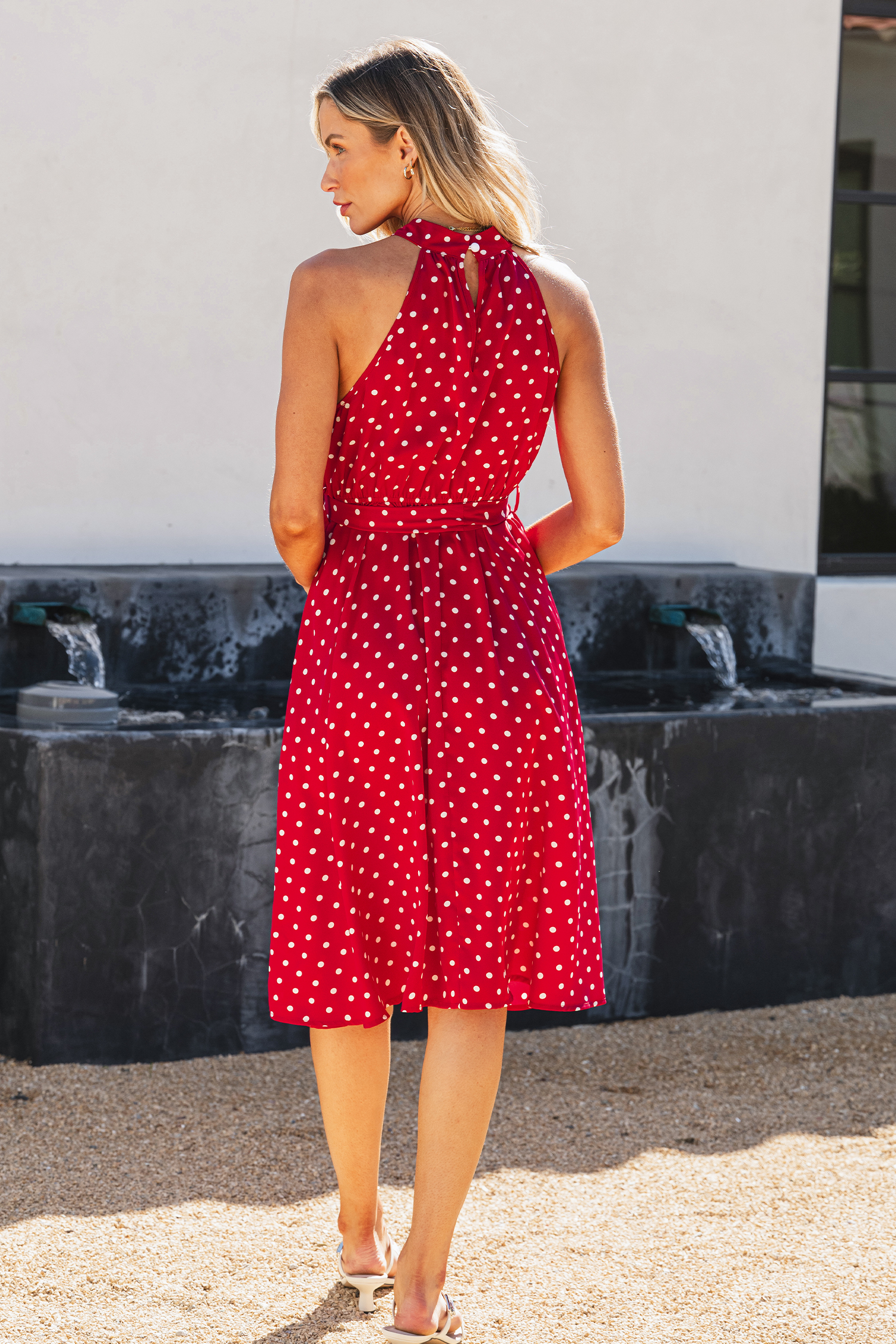 Robe mini sans manches avec col haut à pois rouge