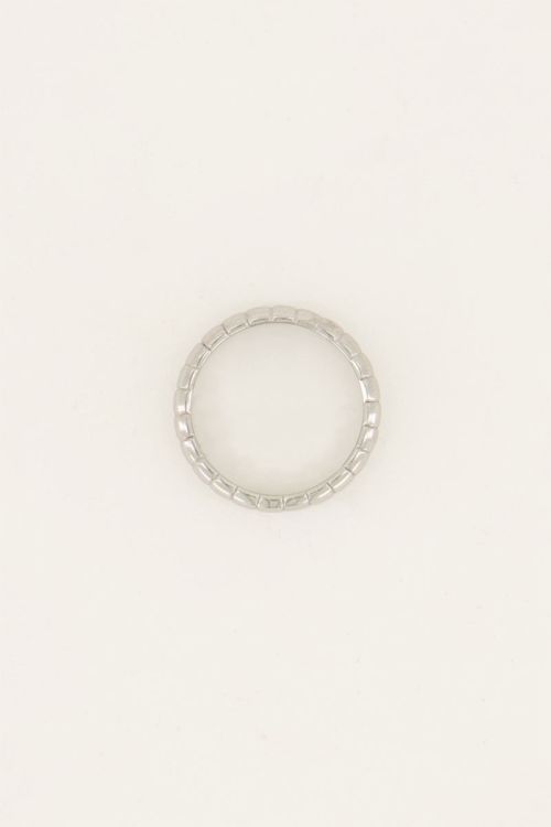 Iconic smalle ring met ribbels