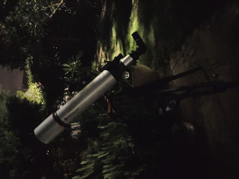 Celestron Teleskop StarSense Explorer DX 102 Teleskop, das Ihr Smartphone zur Analyse des Nachthimmels und zur Berechnung seiner Position in Echtzeit nutzt