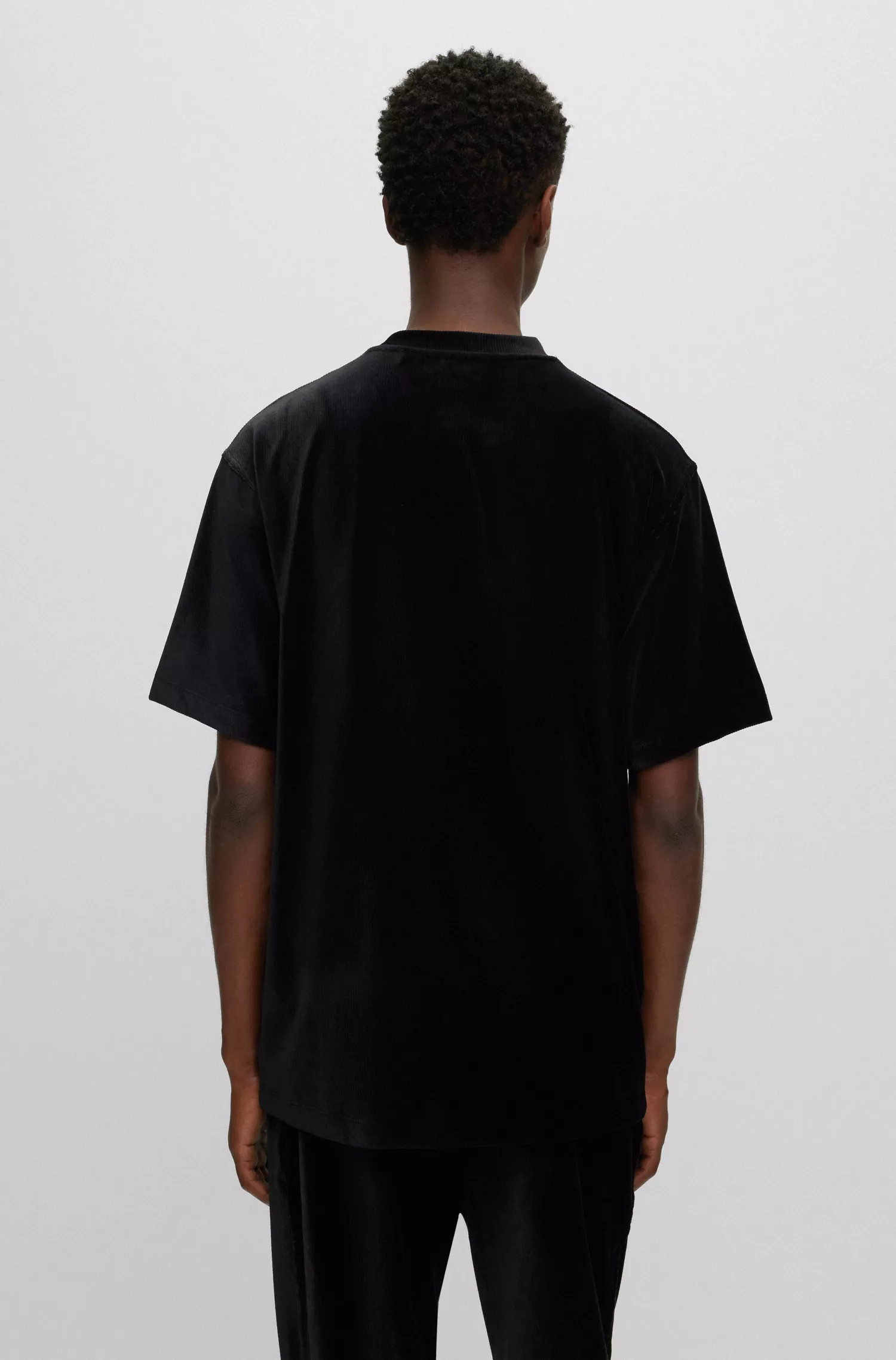 Camiseta HUGO vermelha de veludo cotelê elástico, modelagem relaxada, com etiqueta com o logotipo.