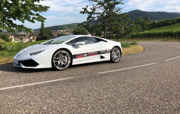 Supersportwagen auf der Rennstrecke Biltzheim