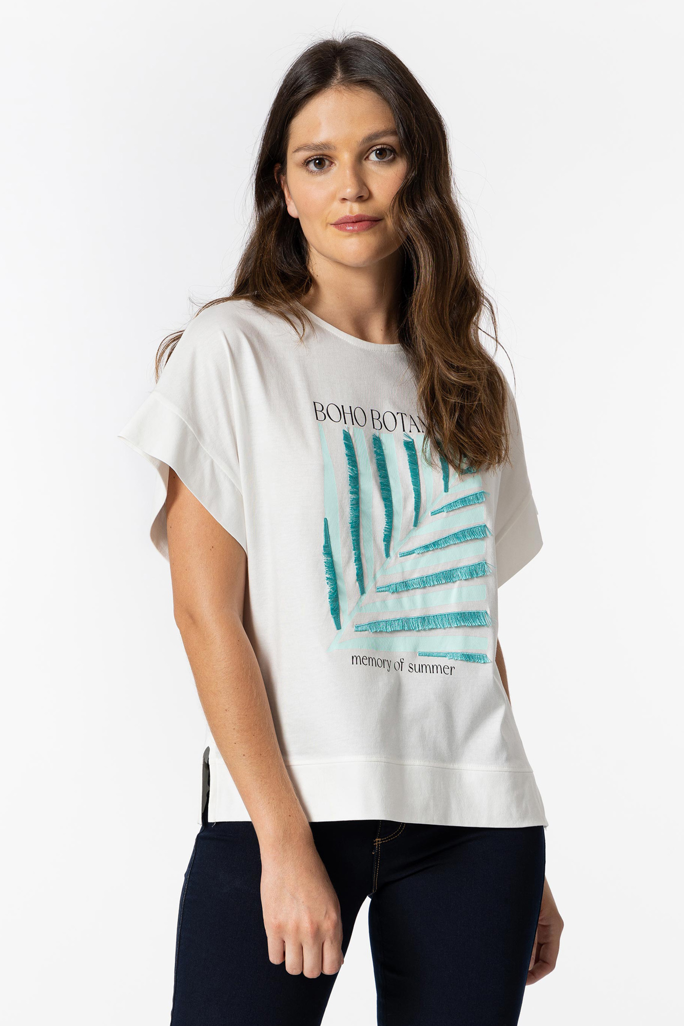 Camiseta com estampa frontal e apliques.