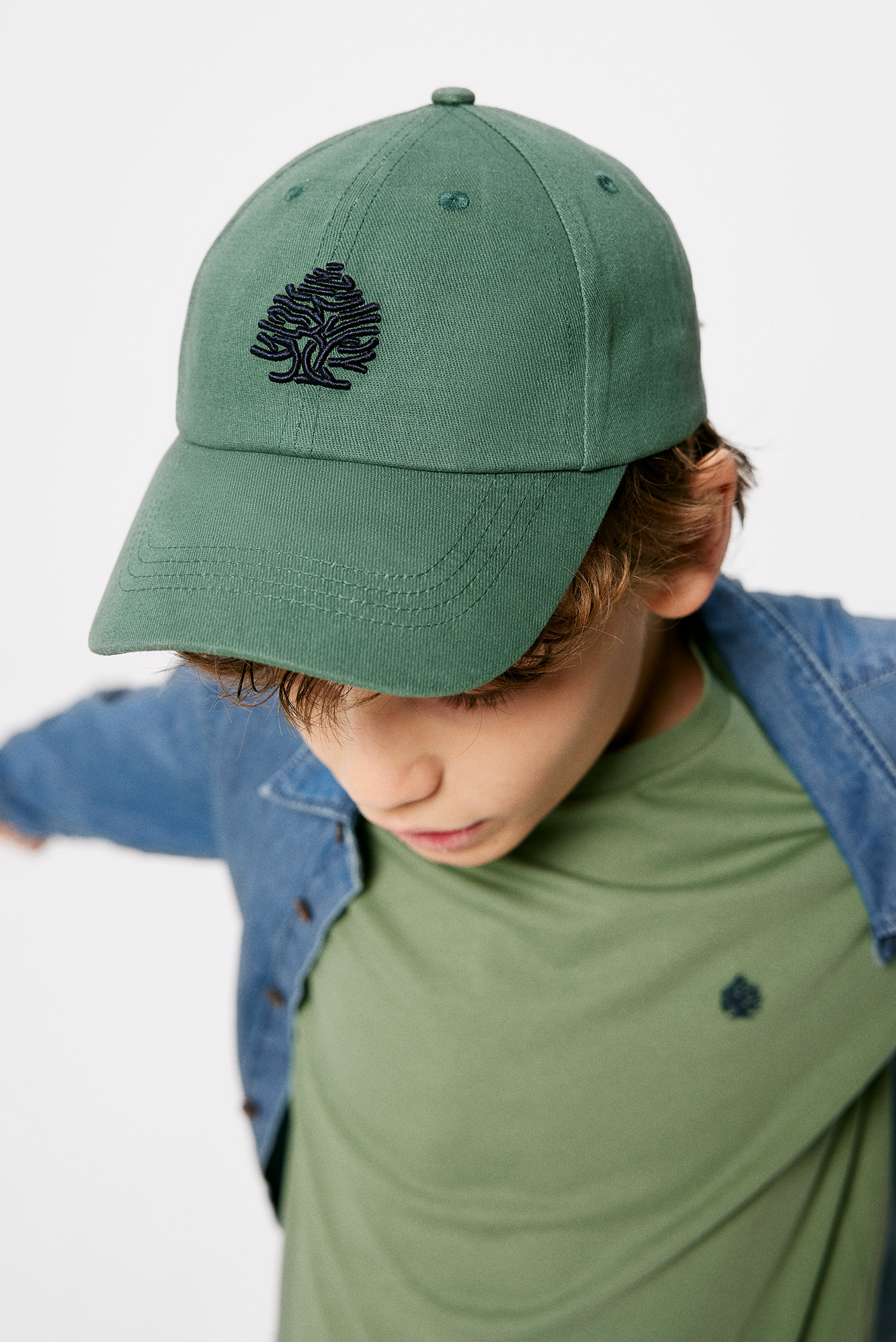 Boné infantil com logo de árvore