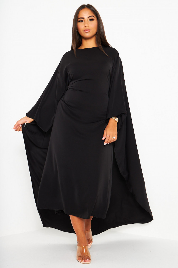 Robe noire ceinturée à empiècement cape