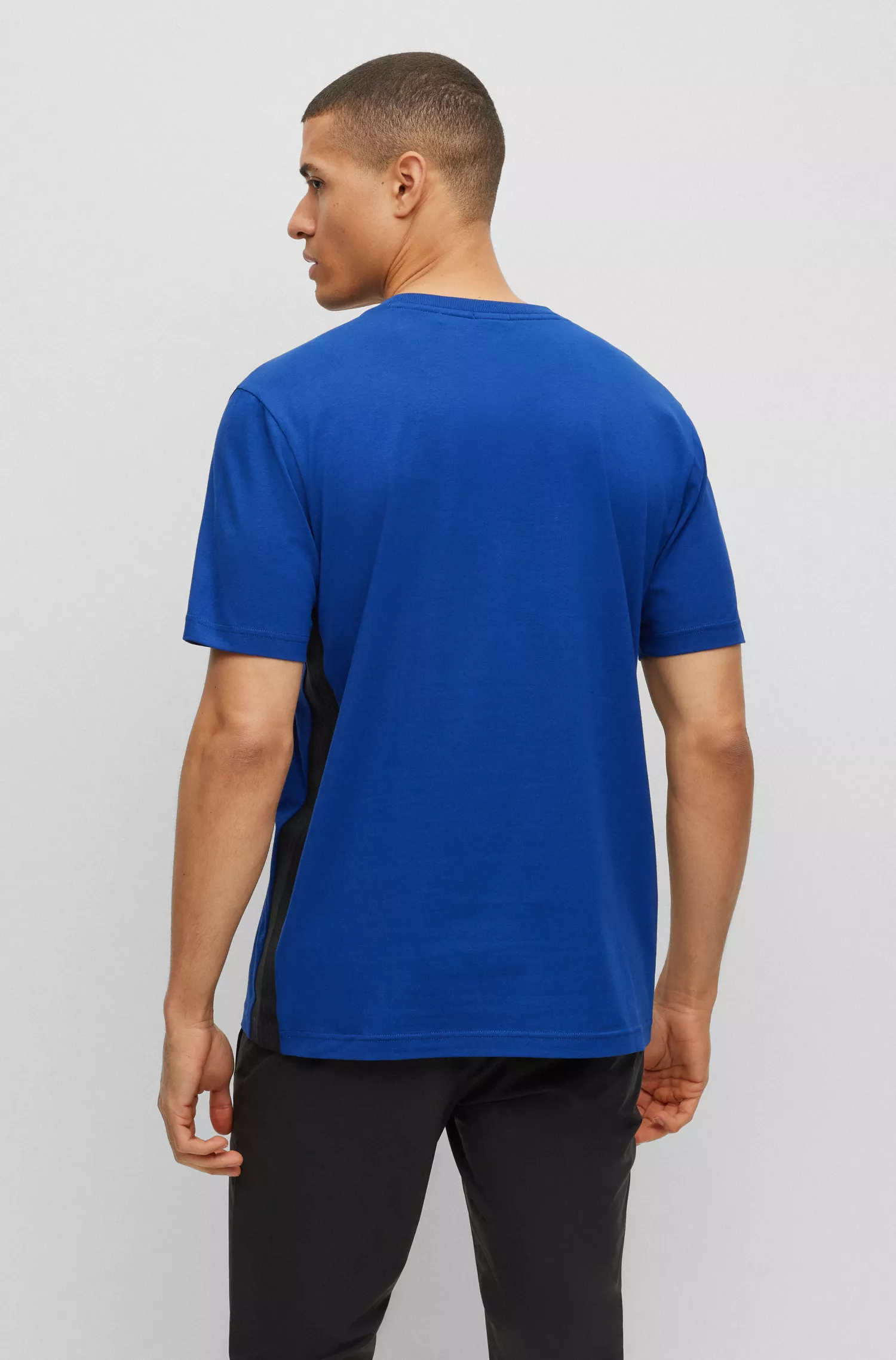 Camiseta BOSS verde, corte regular, em algodão elástico com fita lateral.