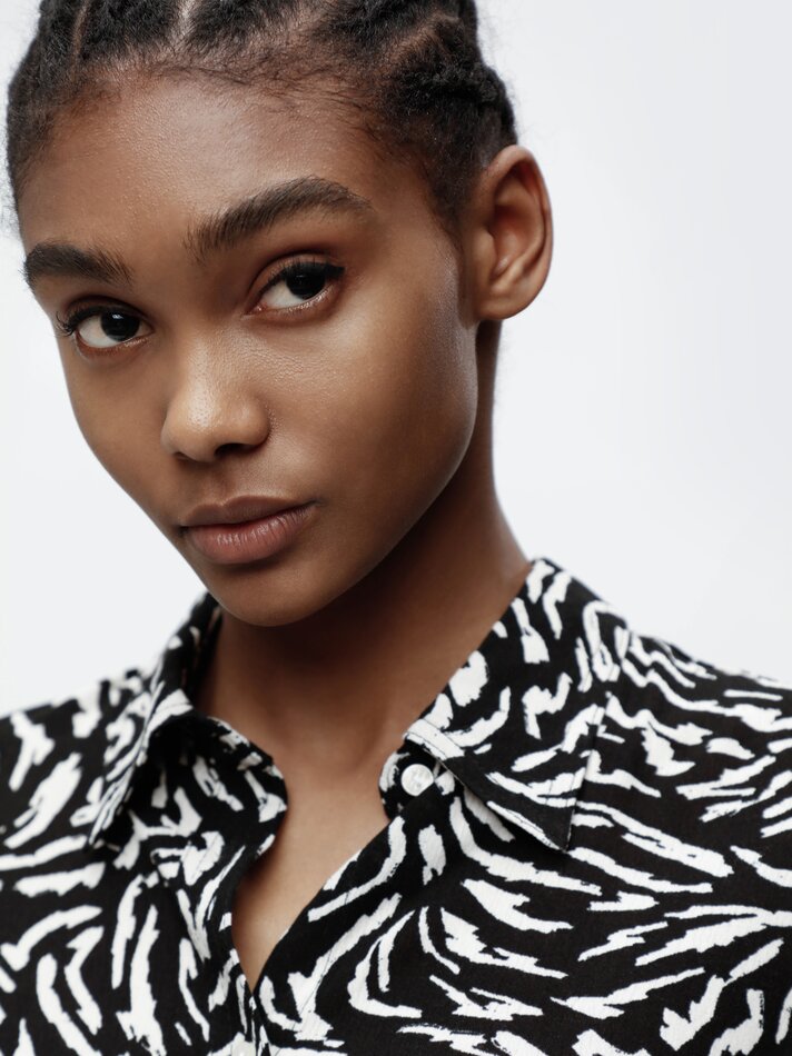 Camisa curta cropped de chambray - Cru/preto