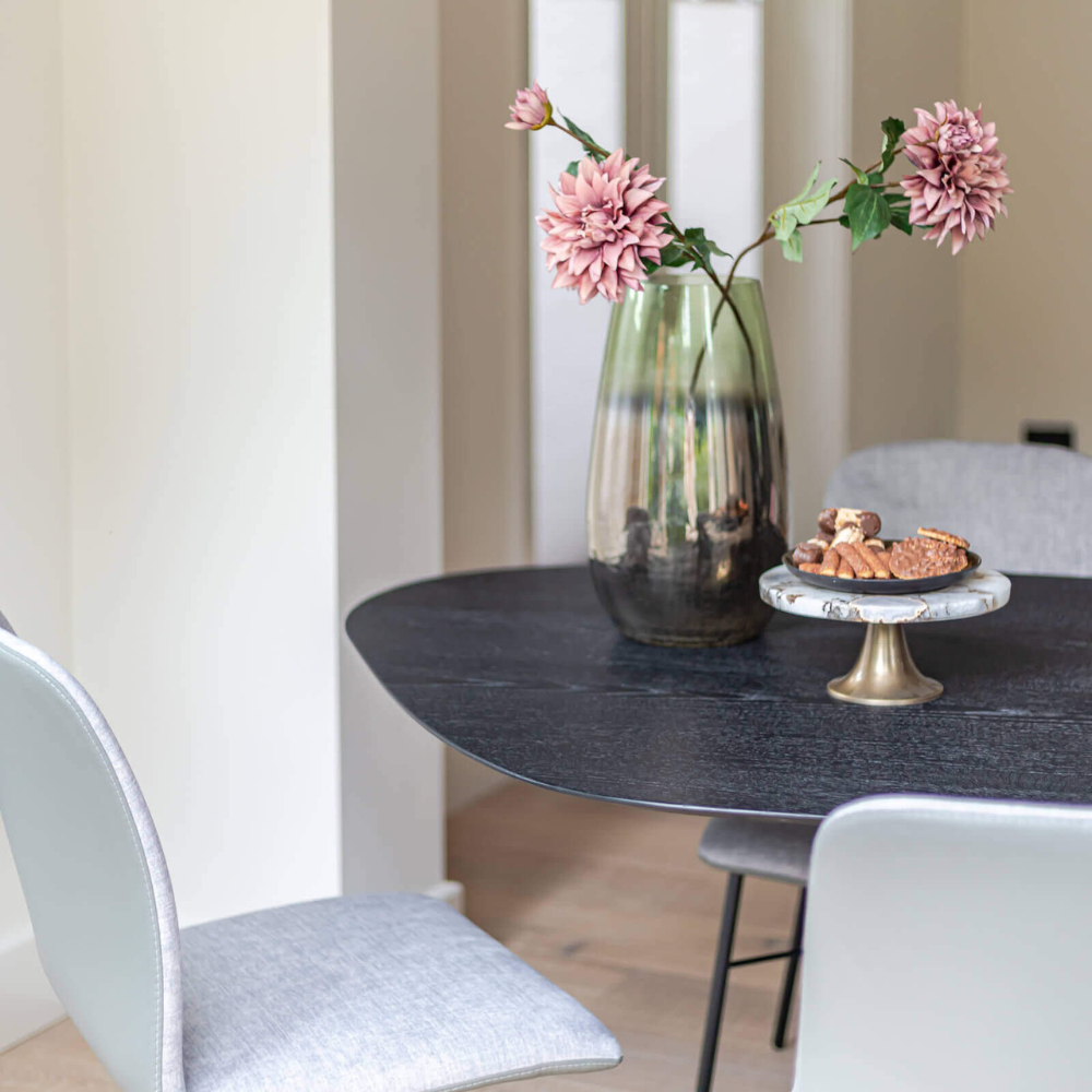 They & Me eettafel Starry Night – organisch 200 x 110 x 75 | Eiken Geborsteld Black Lak | Rechte Rand | Onderstel RAL9010 zuiverwit
