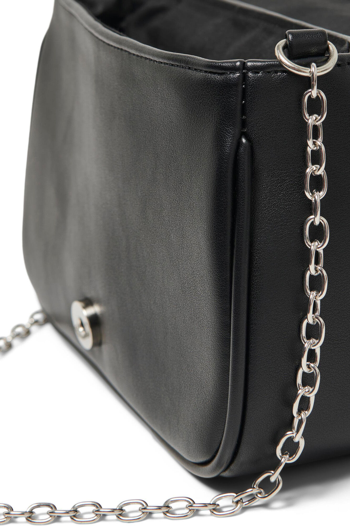 Bolsa pequena com corrente