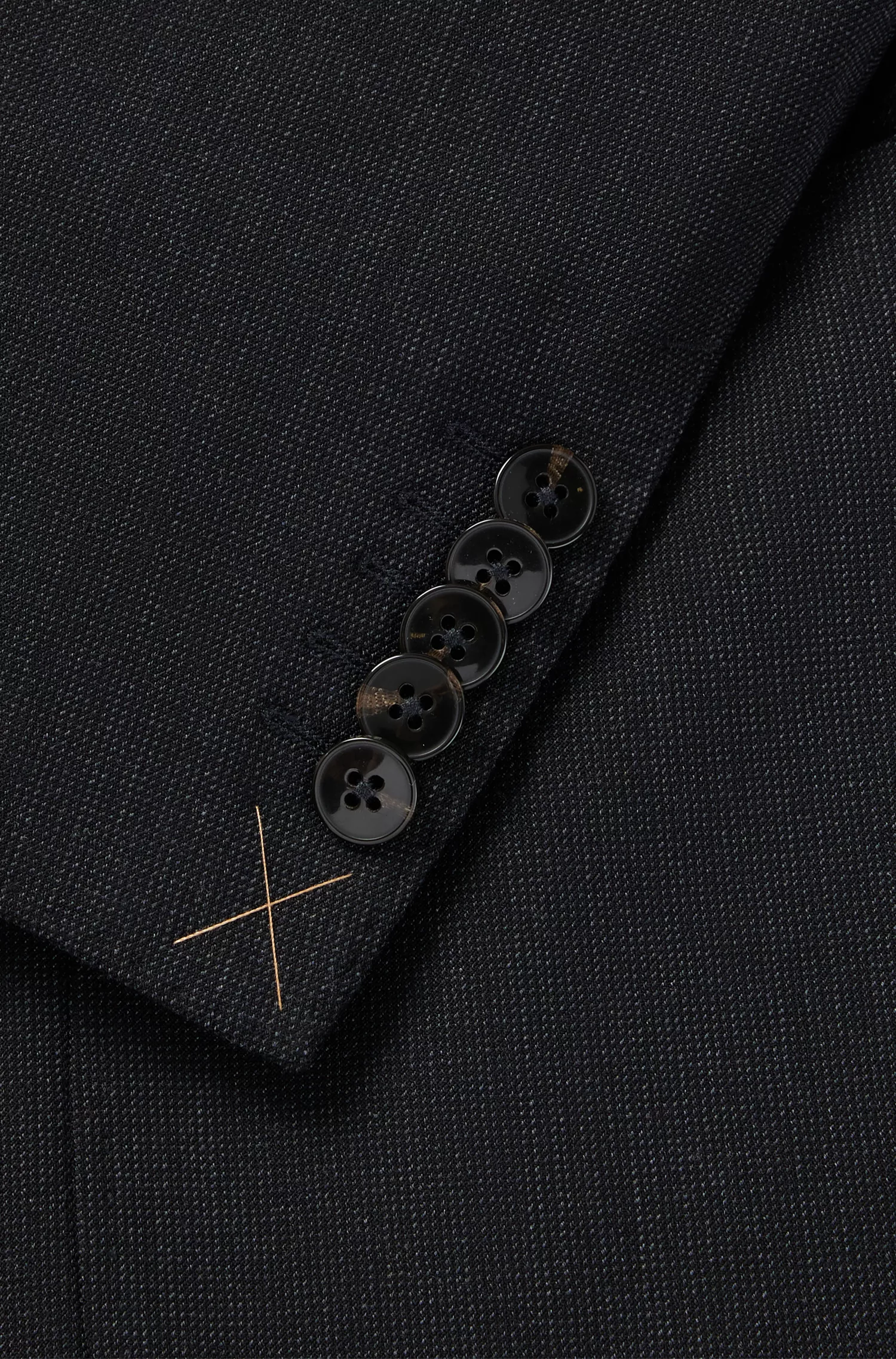 Terno BOSS cor camelo, corte slim, em mistura de lã com microestampa.