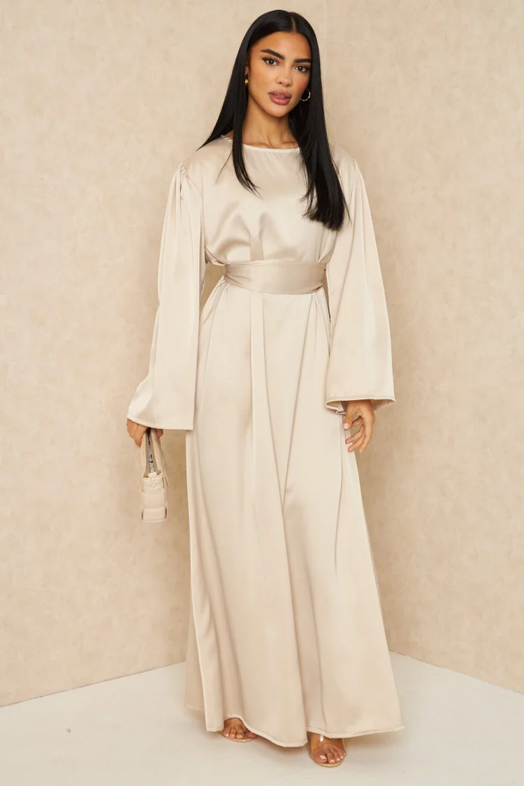 Robe ample ceinturée et satinée beige
