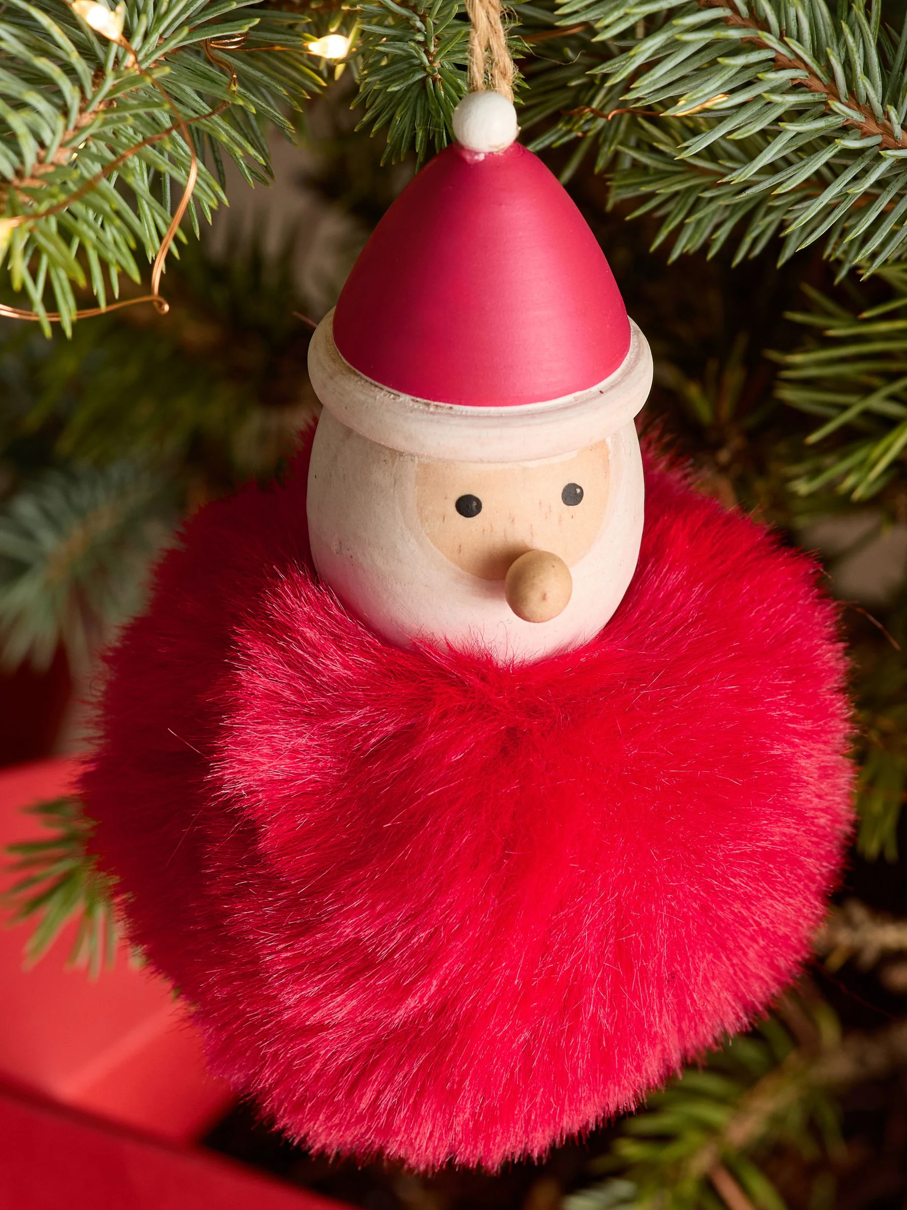 Kerstbal met pompon en figuurtje