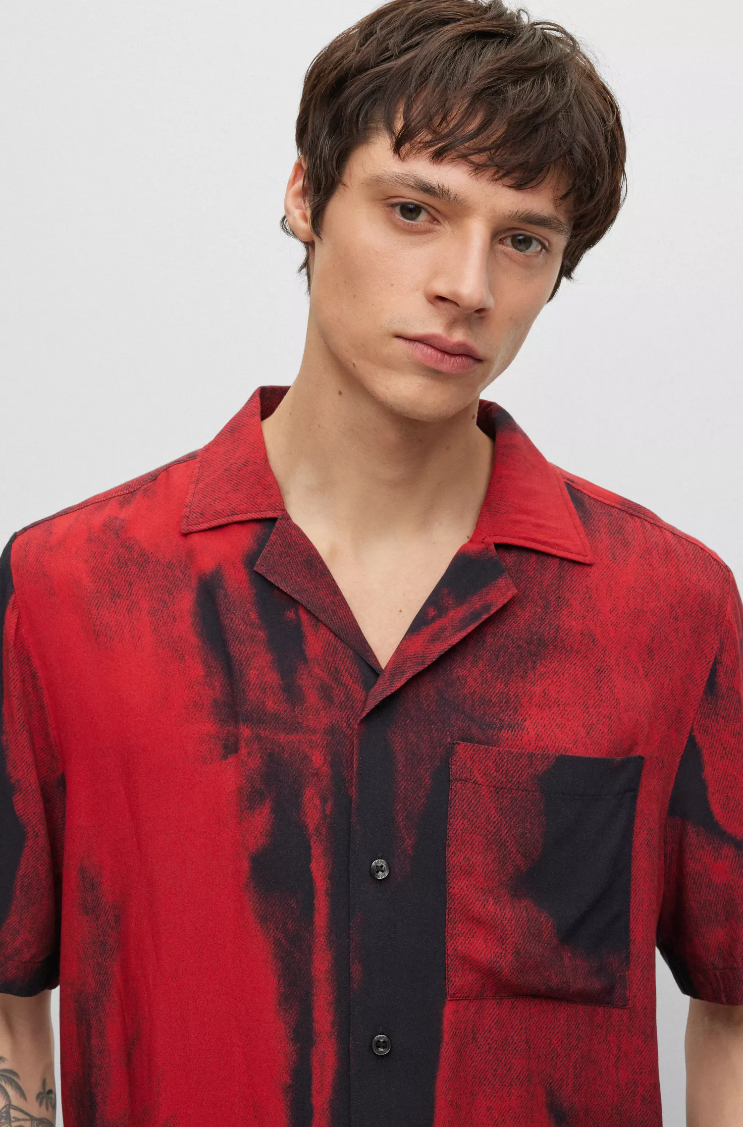 Camisa HUGO vermelha de modelagem relaxada em popeline com estampa tingida em degradê.