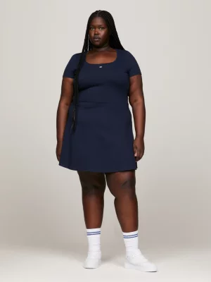 Vestido curto essencial com modelagem acinturada e evasê