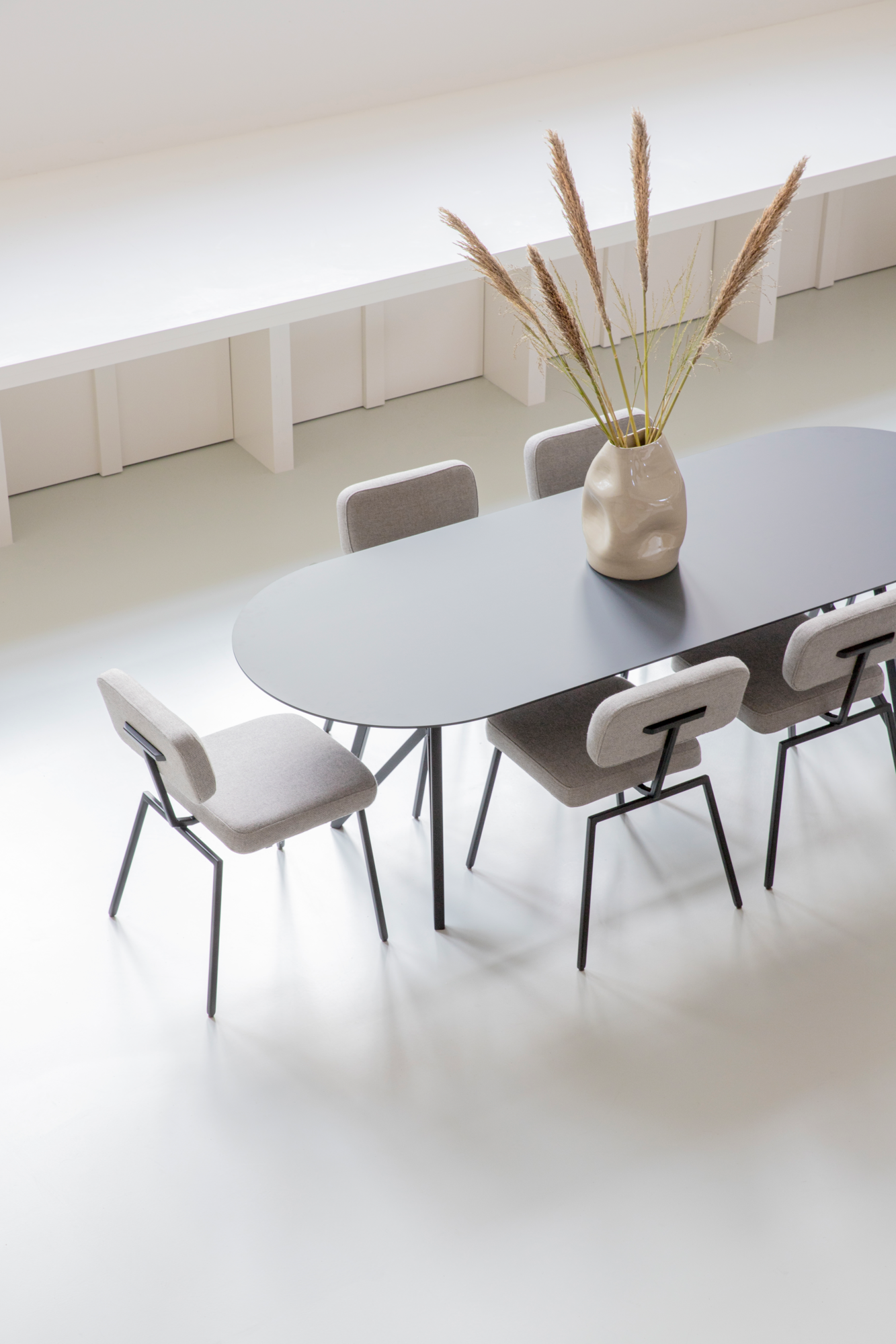 Studio HENK tafel Butterfly Plat ovaal - zwart frame, HPL Fenix nero ingo 220 x 90 | HPL Fenix Nero Ingo | Verjongde Rand | Frame Zwart