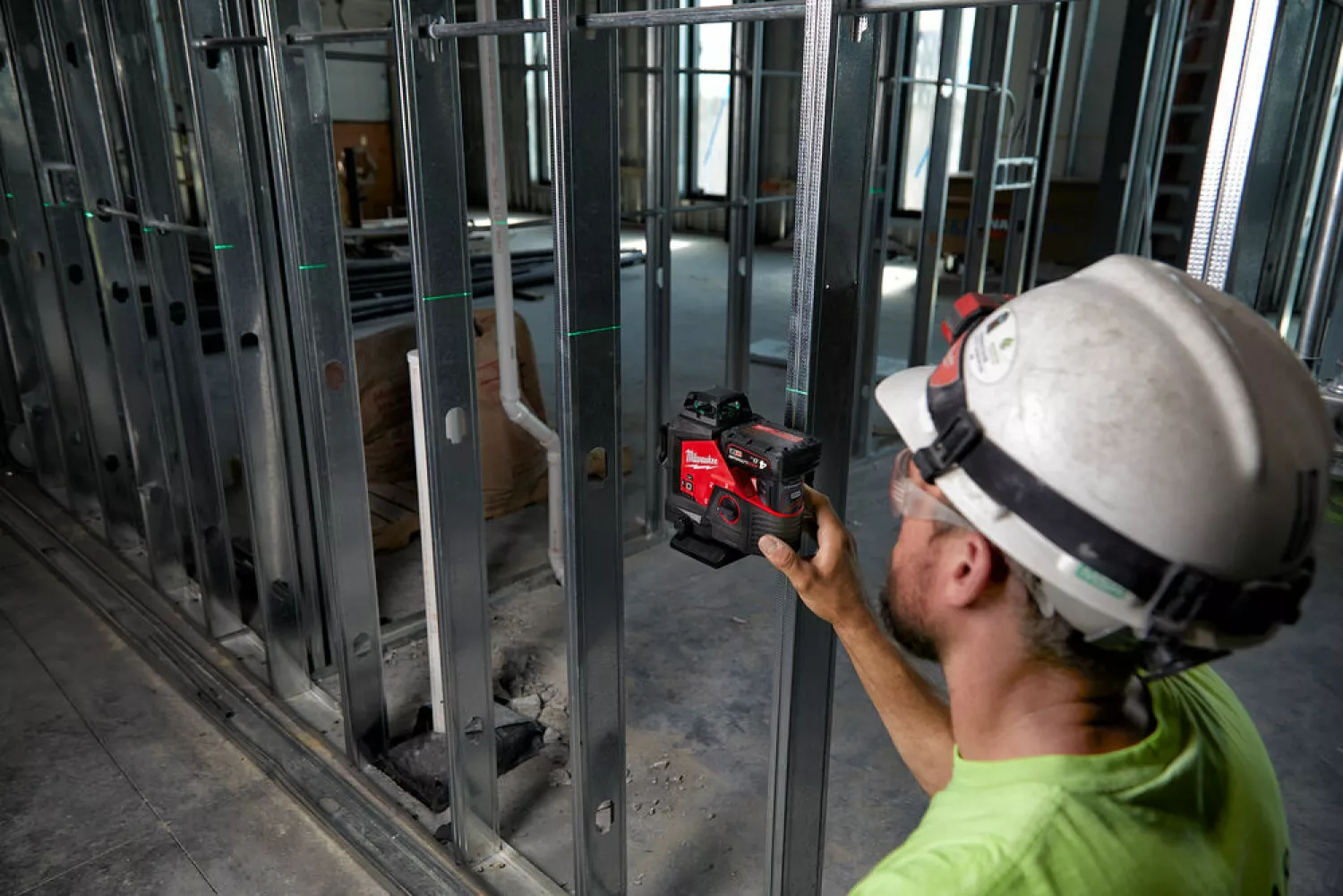 Milwaukee M12 3PL-401C 12V Li-Ion accu kruislijnlaser set (1x 4,0Ah) in koffer - 3 lijnen - Groen - 38m