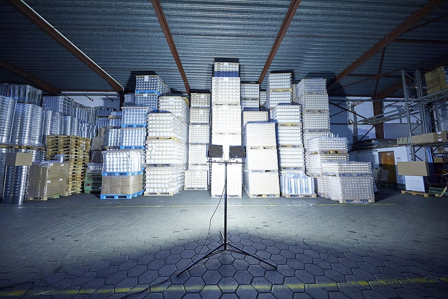 Northpoint LED Blackline Baustrahler Arbeitsstrahler mit Stativ Fluter Strahler 300W (2x 150W) Leistung 24000 Lumen Lichtstrom 170cm Stativ 5m Zuleitung AN/AUS Schalter