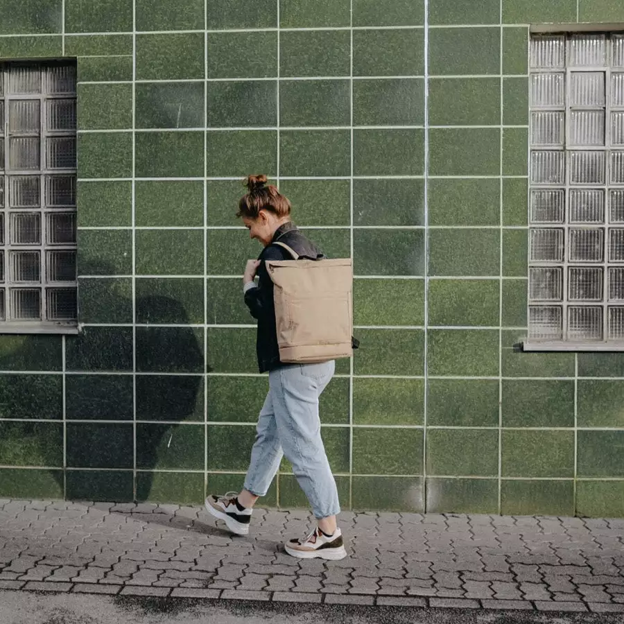 Anna und Oskar Fairer Wickelrucksack Kalle aus recyceltem Material Sand