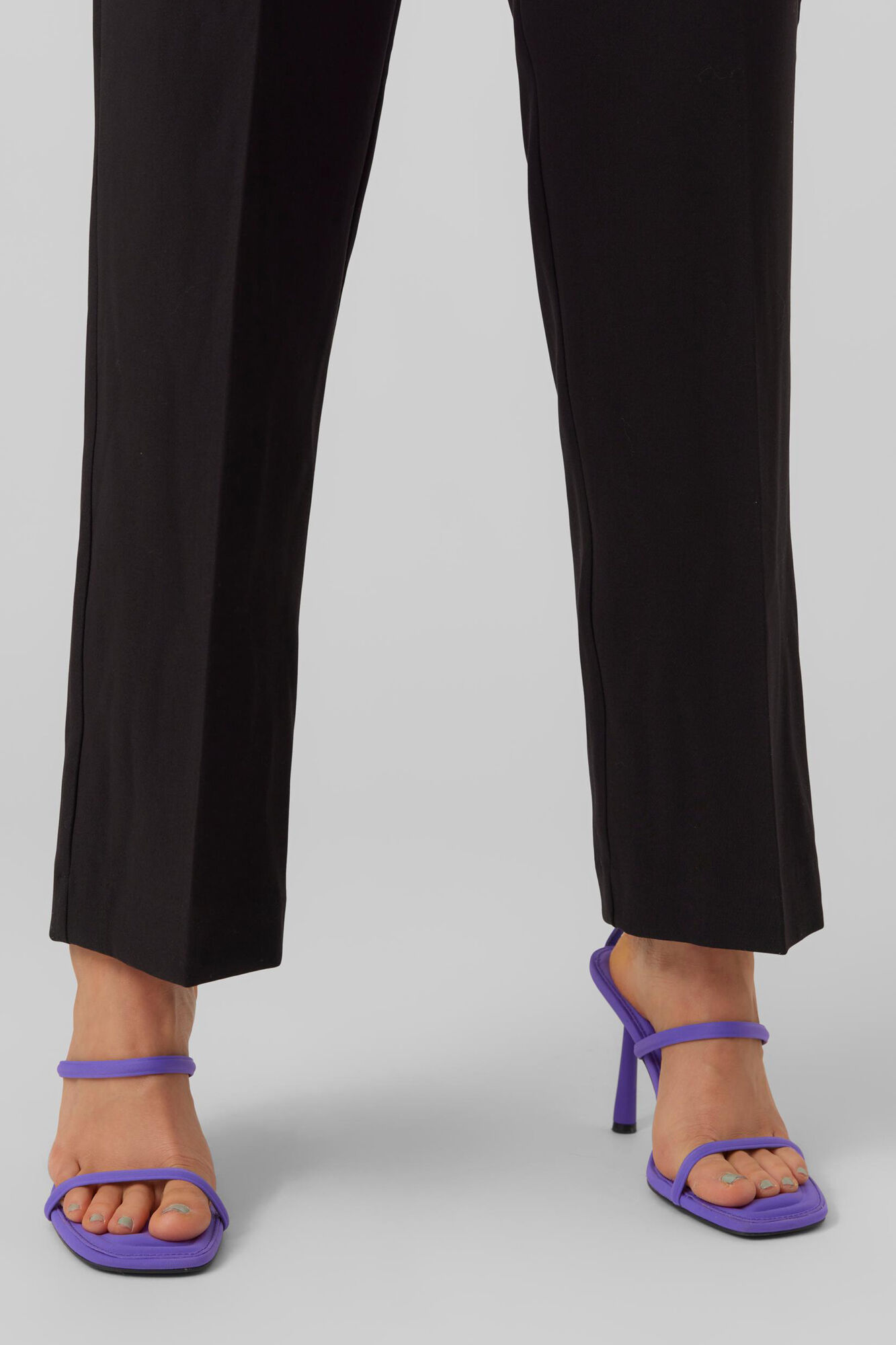 Calça feminina de cintura alta e corte reto - Preta