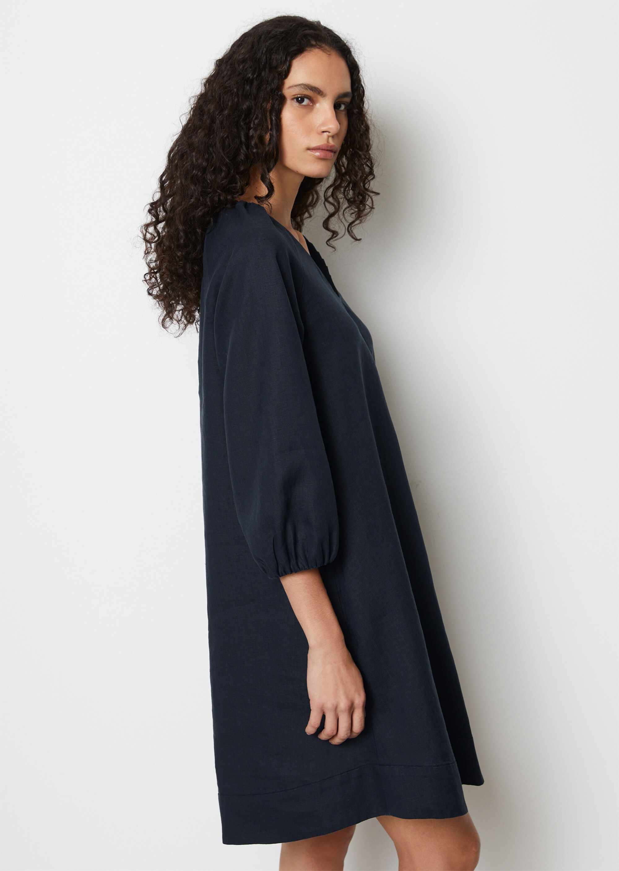 Kurzes Leinen-V-Neck-Kleid in A-Linie geschnitten