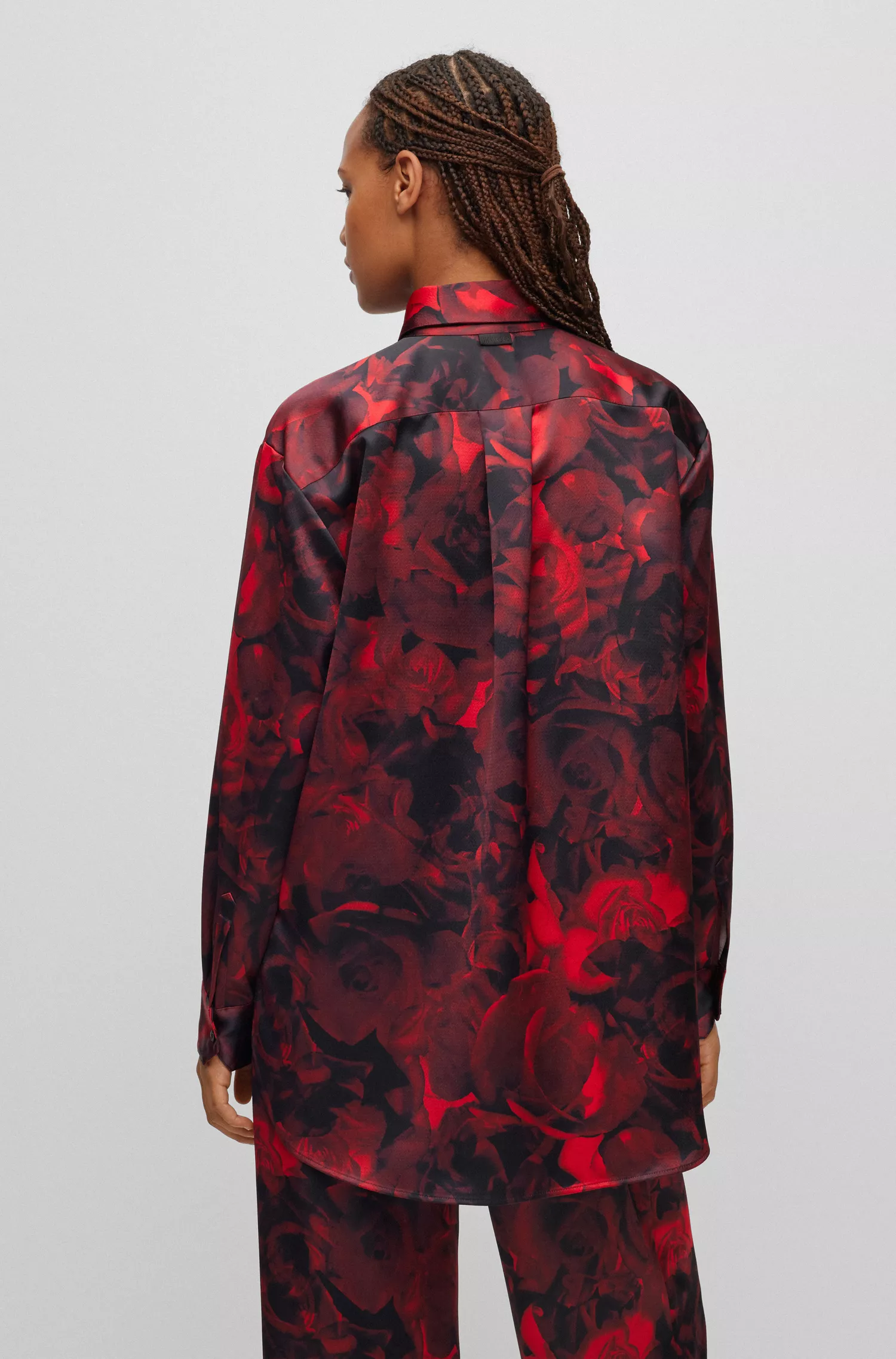Blusa HUGO vermelha, modelo longo e modelagem solta com estampa de rosas.