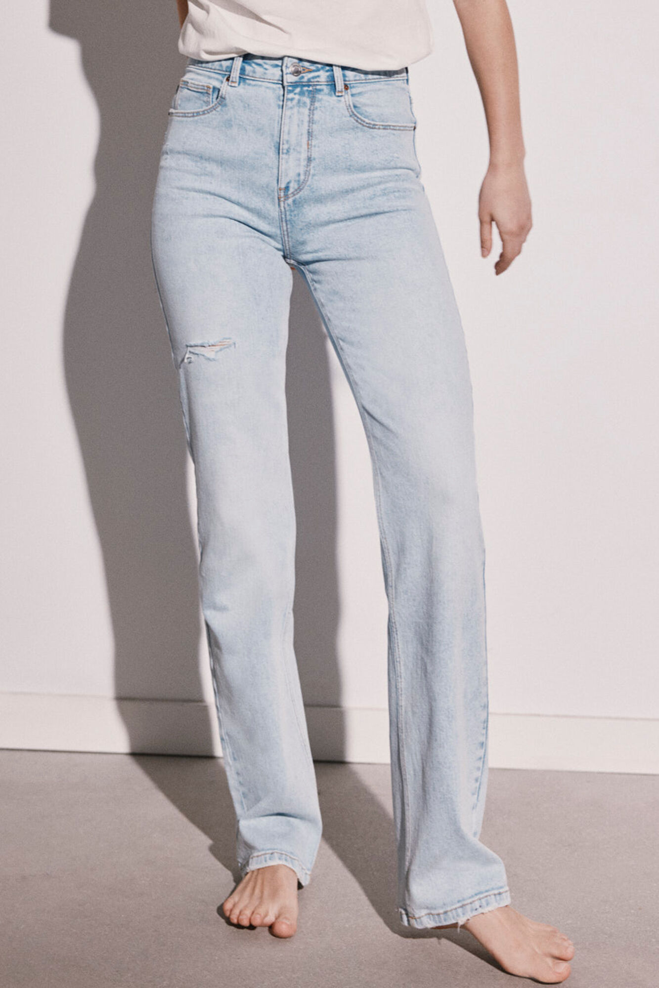 Calça jeans reta com lavagem sustentável