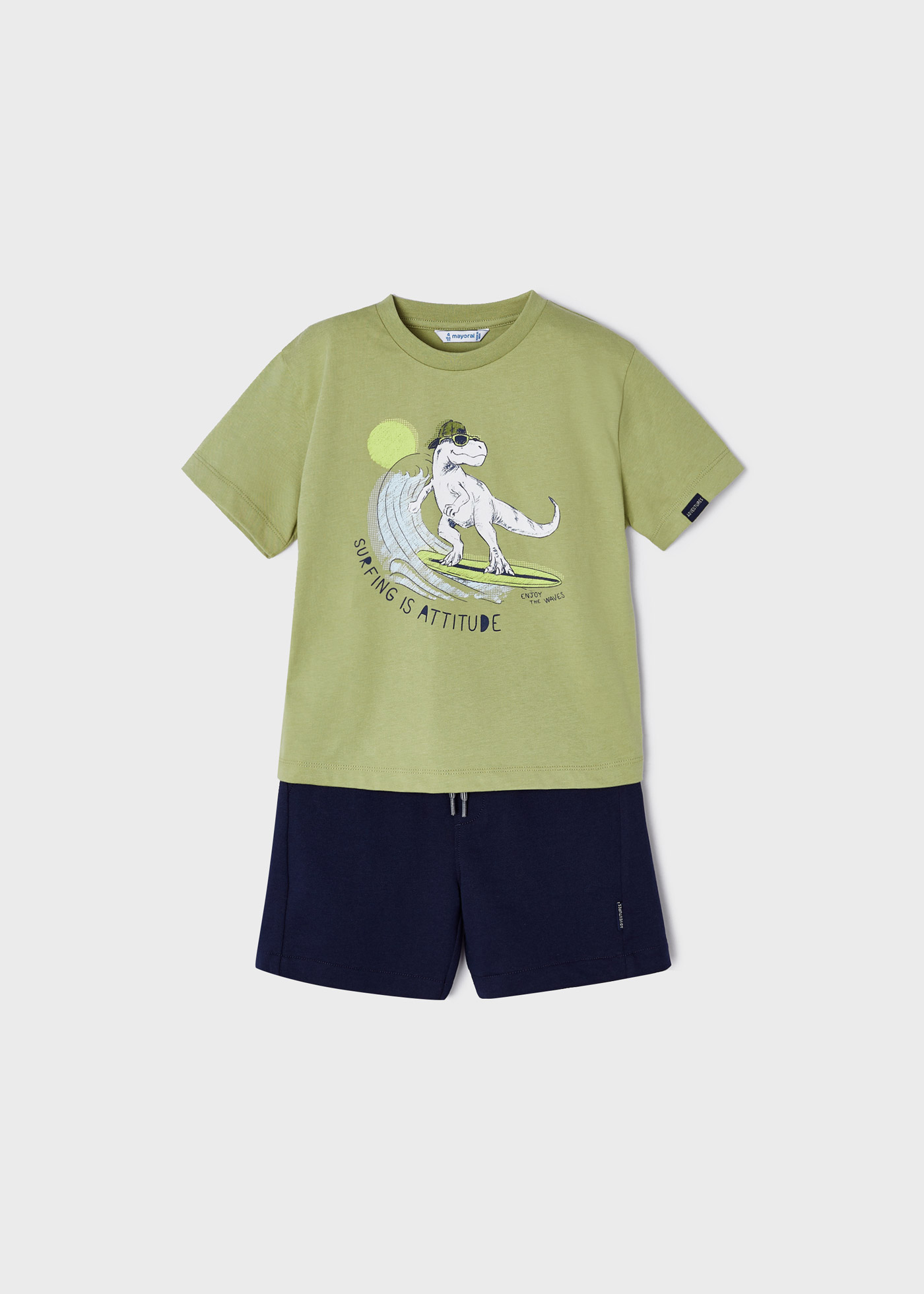 Conjunto infantil masculino com estampa em algodão sustentável.