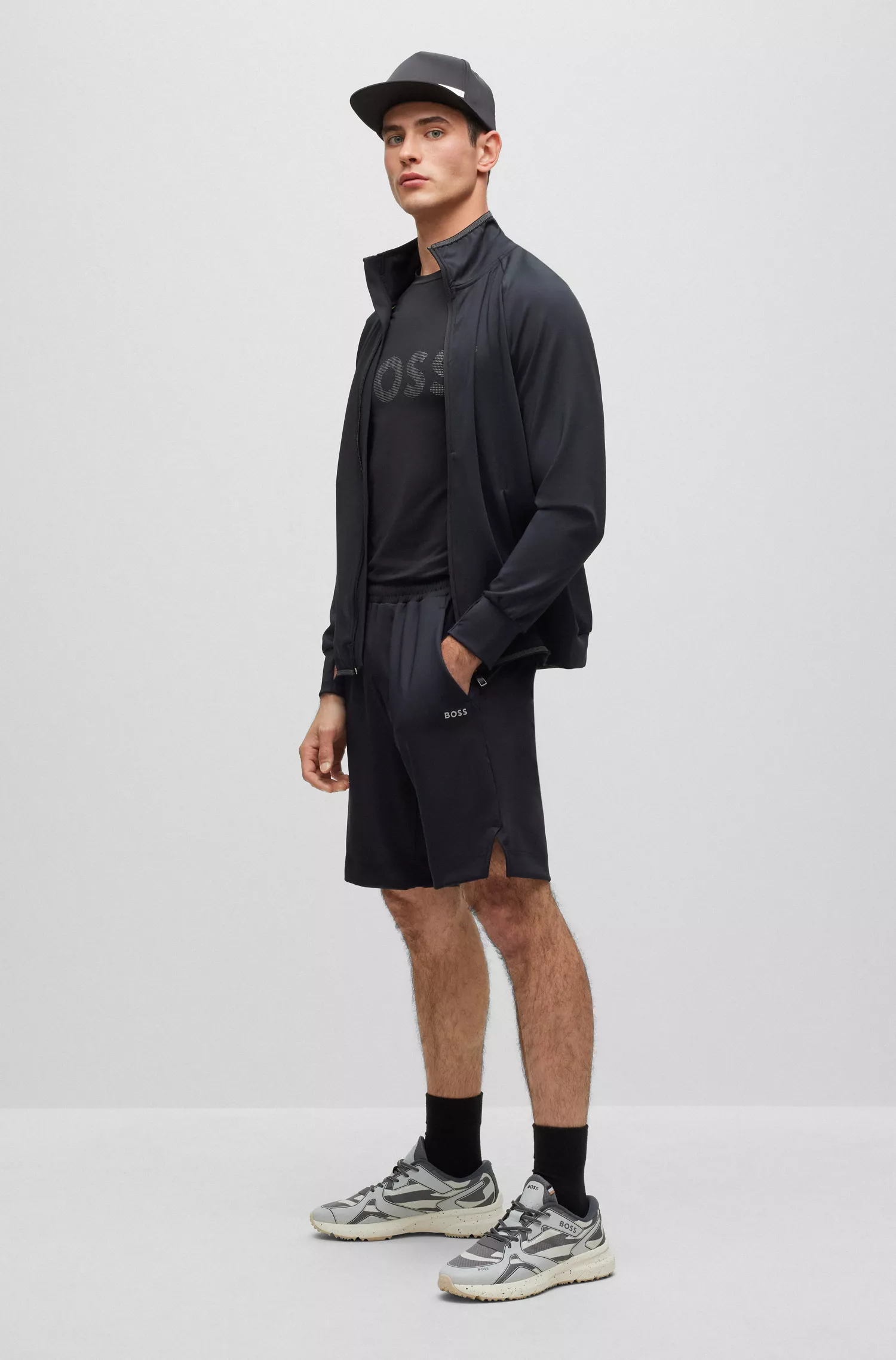 Calções BOSS verdes, corte regular, com bolso traseiro com fecho de correr.