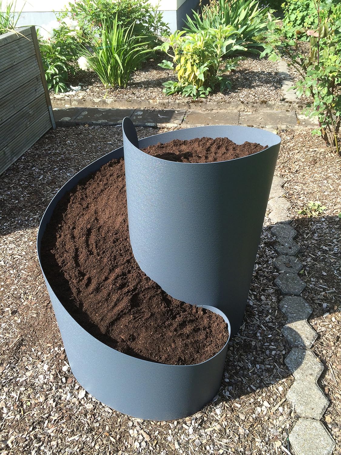 Kräuterspirale | 80cm x Ø 80cm | Grau | Kräuterschnecke | Pflanzspirale aus Kunststoff | modernes Design | Bausatz mit Vliesunterlage | inkl. 10 Liter TerraSponge Wasserspeichervlies