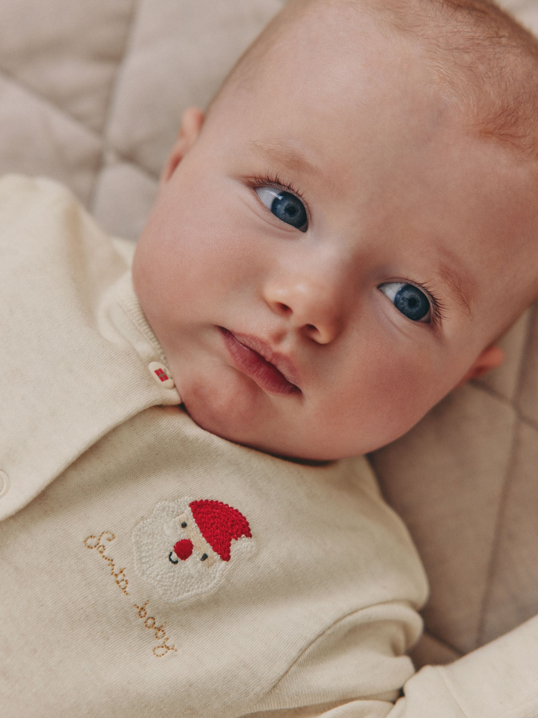 Crème - Kerstbabypyjama met figuurtjes (0mnd-3jr)
