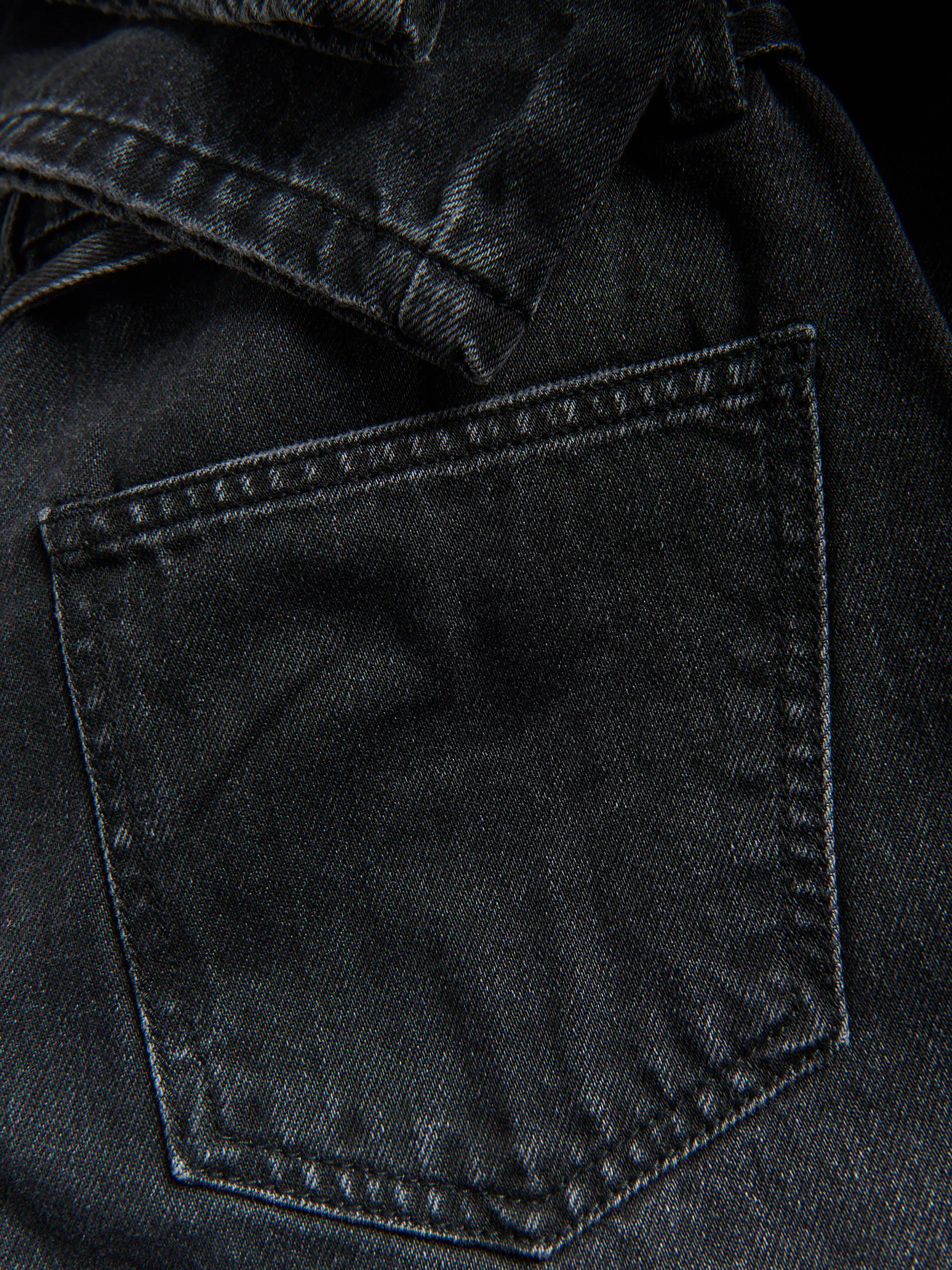 Denim-Hose mit Gürtel
