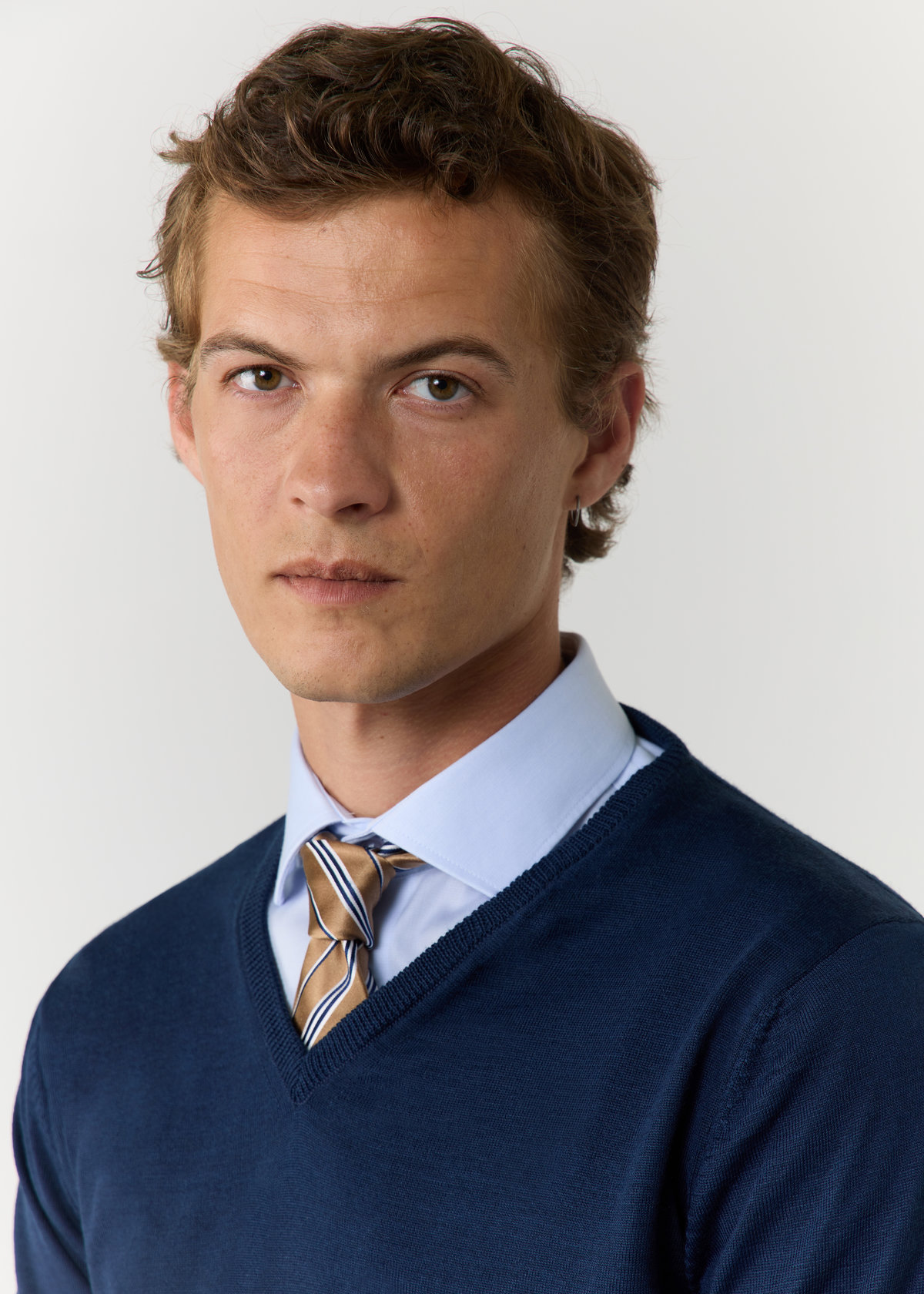 Pull col V en laine Mérinos mélangée unie bleu indigo