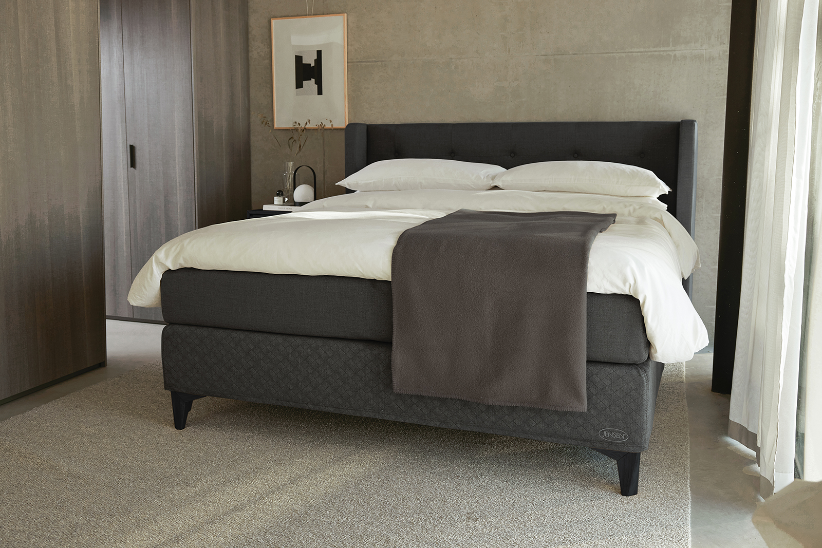 Majestic kontinentalseng 180x200 cm i tekstil 198/208 antrasitt med medium/medium fasthet. Seamless utførelse, Majestic overmadrass og Eicon ben 18 cm sort m.støtteben