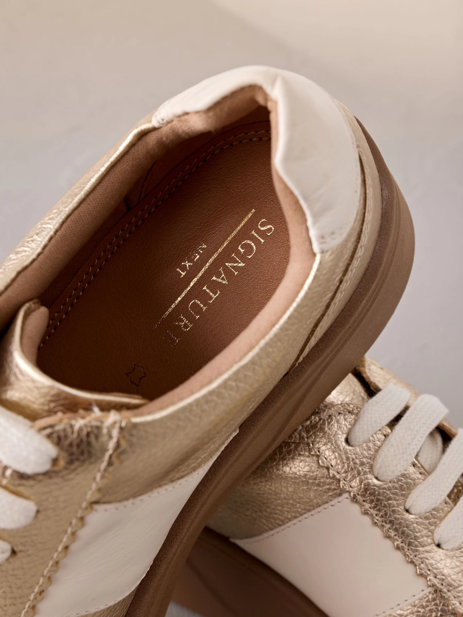 Goud - Signature premium leren sneakers met veters en grove sleehak