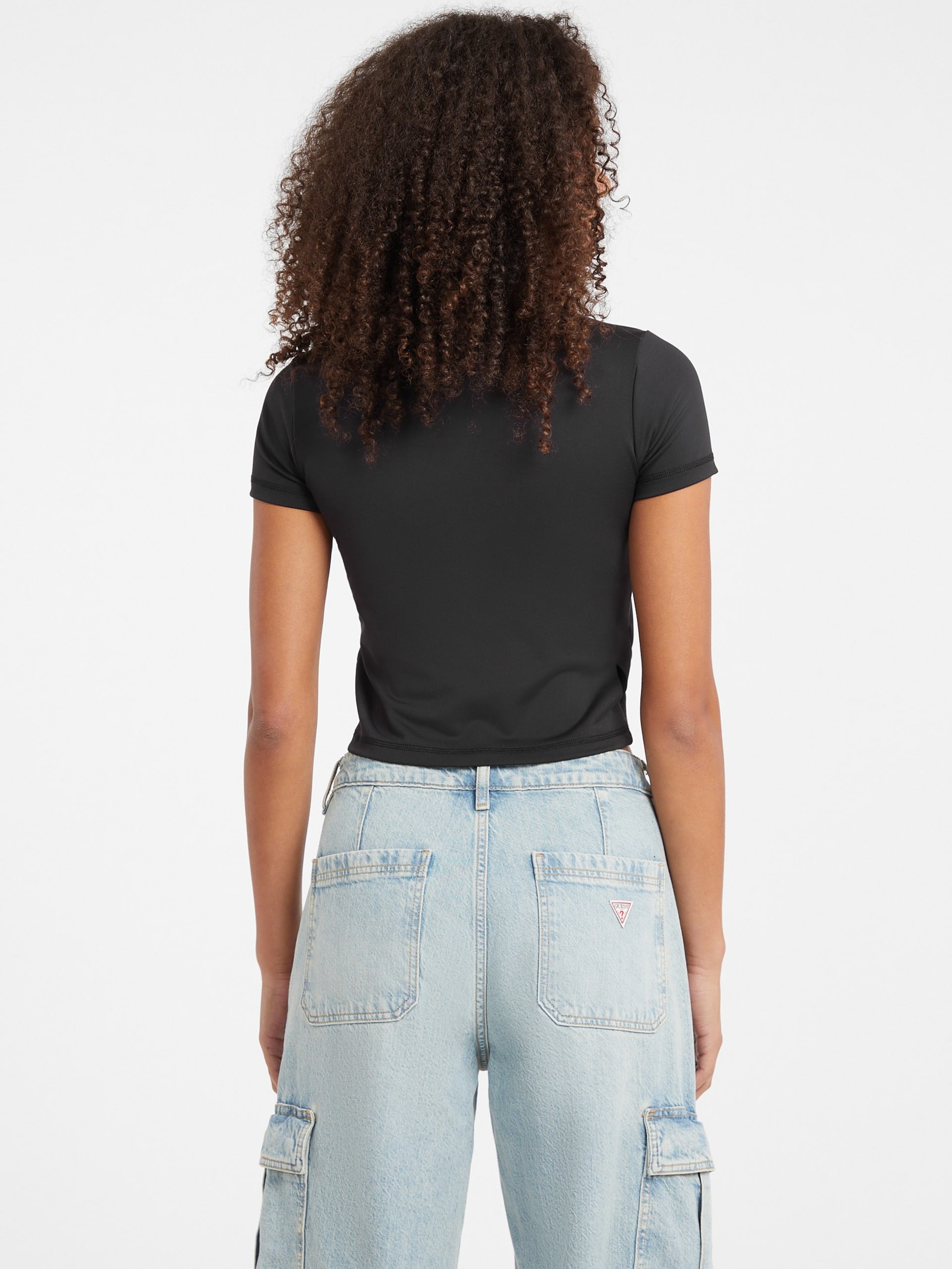Camiseta com logotipo bordado