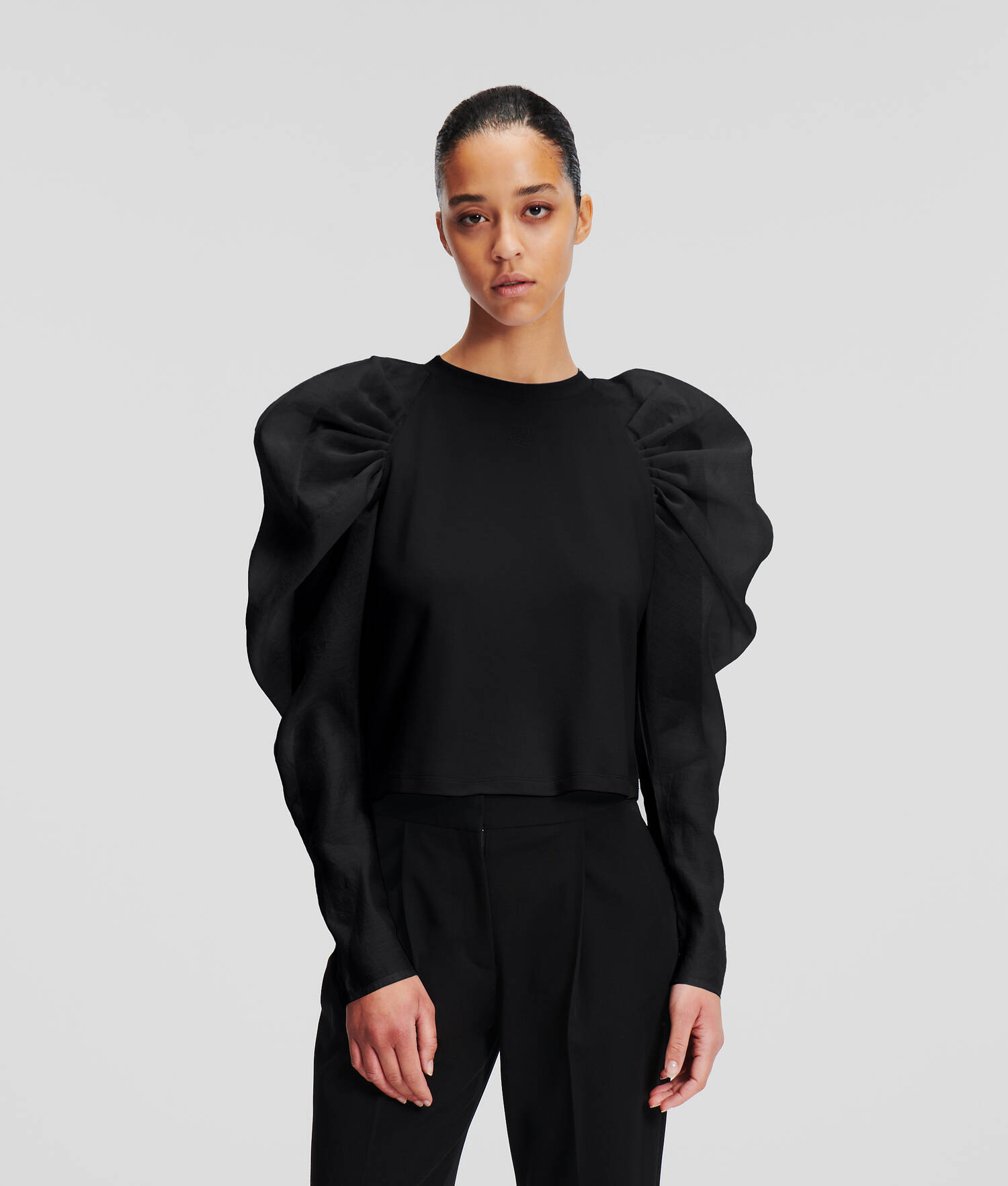 HAUT À MANCHES EN ORGANZA SÉLECTIONNÉ PAR HUN KIM