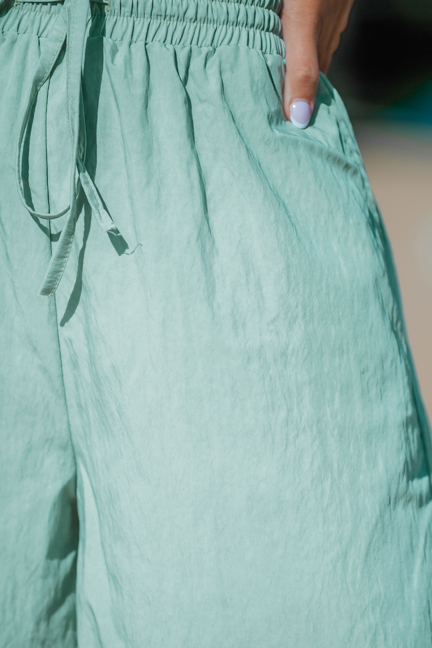 Short à jambe ample et taille à cordon vert clair