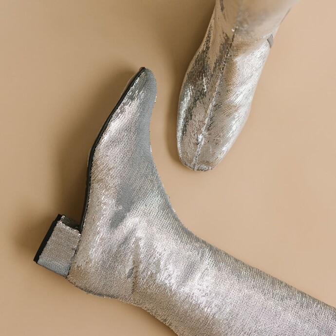 Bottes à talons et bouts pointus  en sequins argent