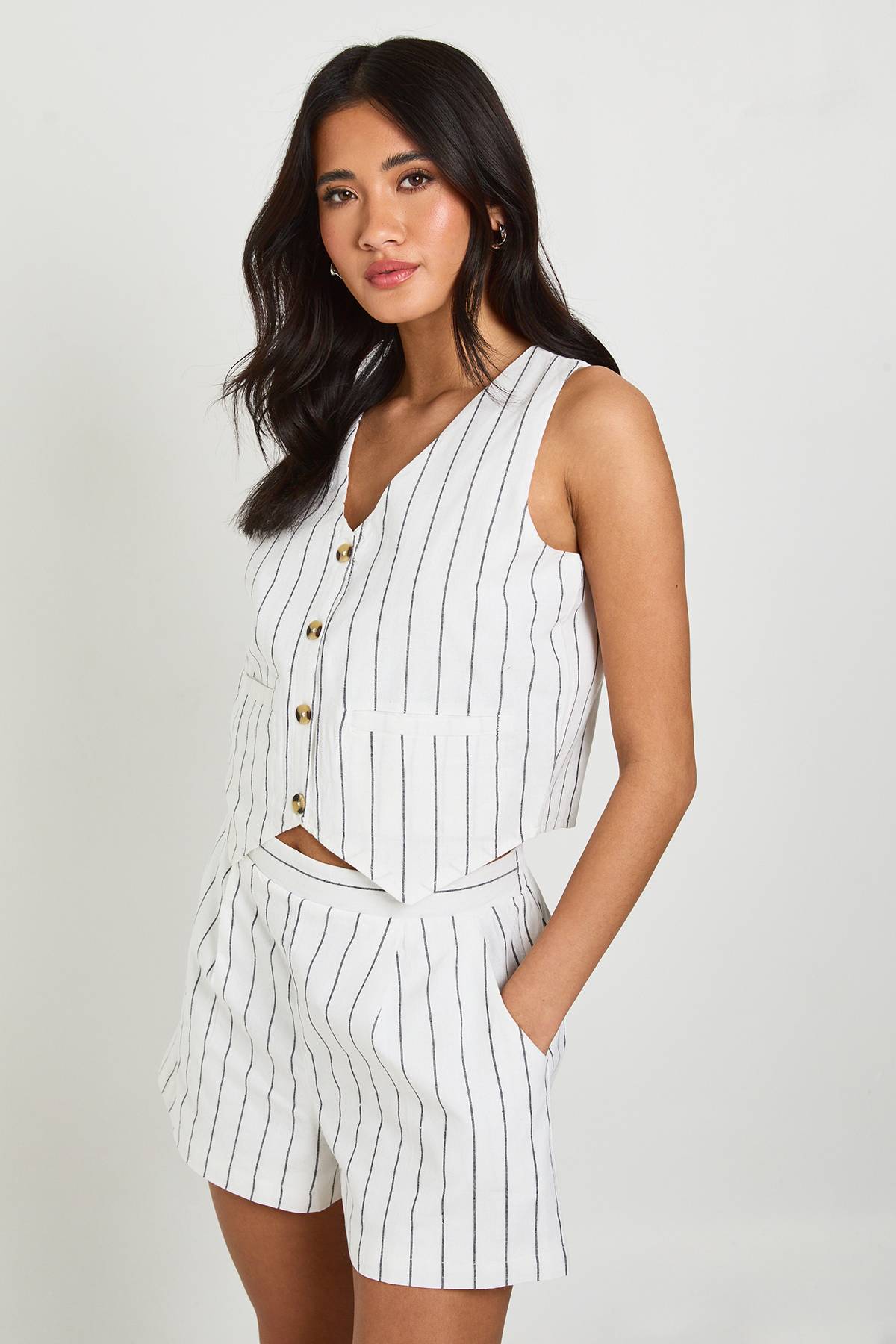 boohoo Gilet rayé effet lin et short à la coupe décontractée